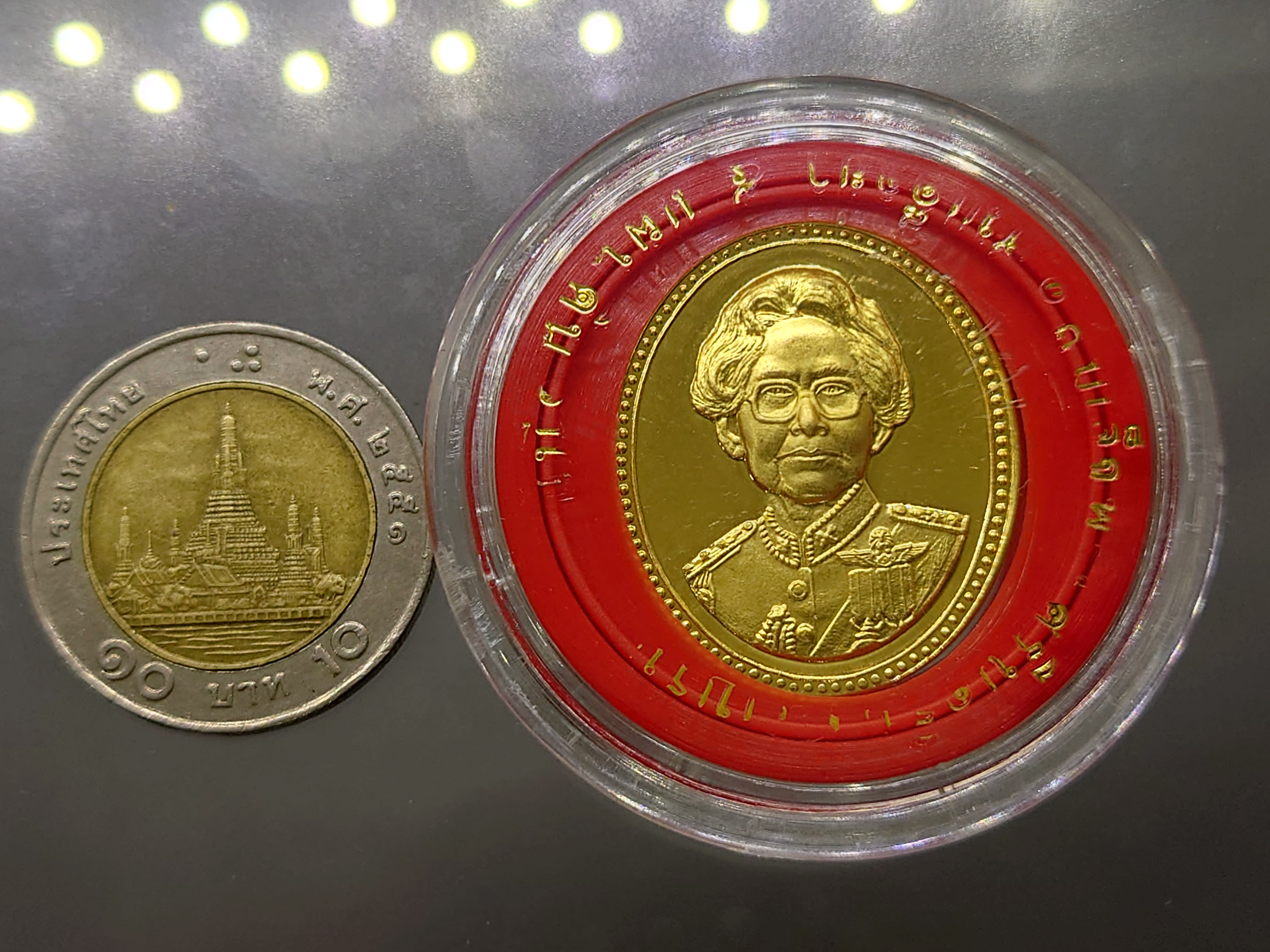 เหรียญทองคำขัดเงา(ทอง 99 % หนัก 1 บาท)ที่ระลึกสมเด็จย่า 5 แผ่นดิน พร้อมกล่องเดิม หายาก พ.ศ.2539