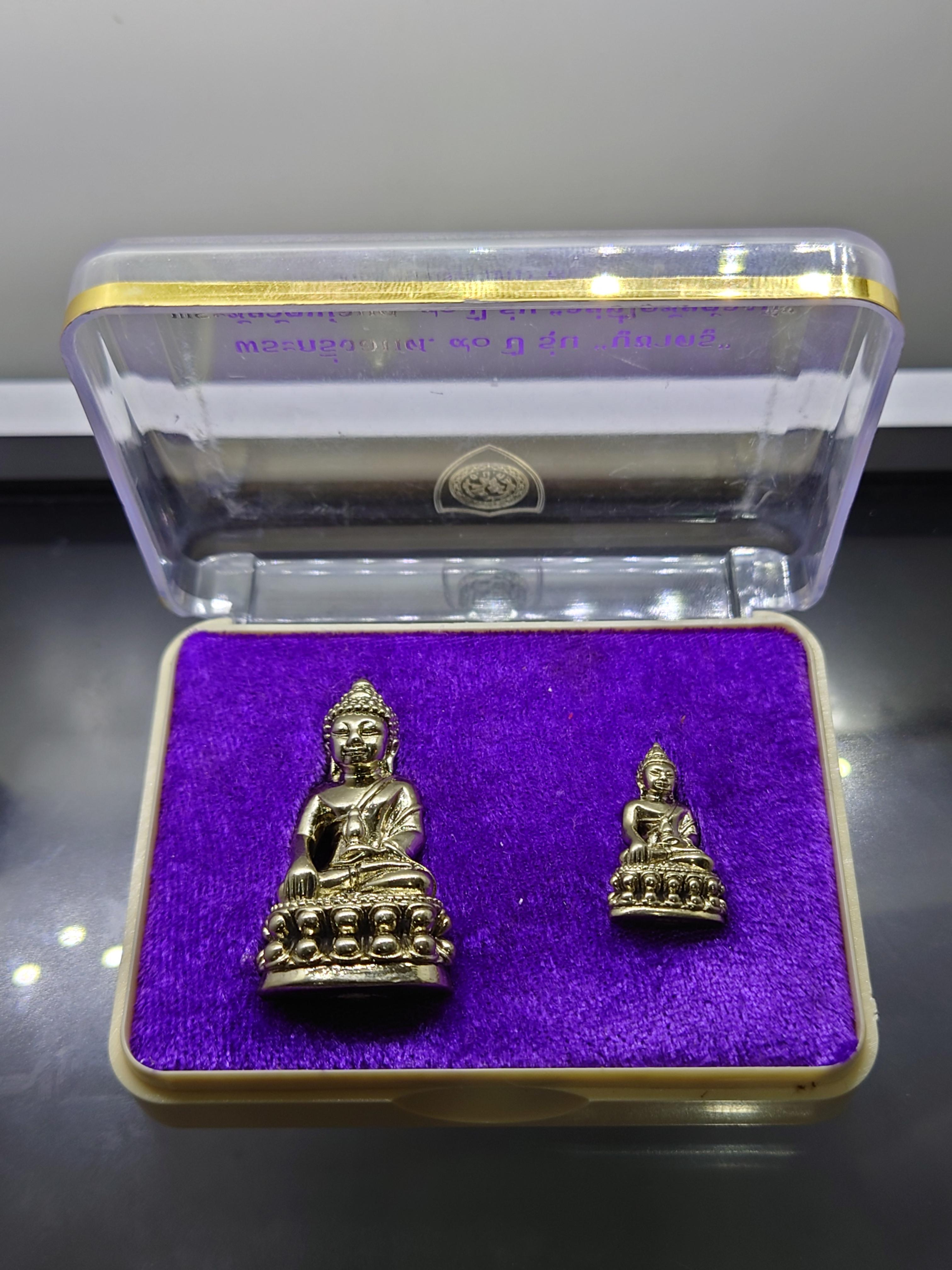 พระกริ่ง อ.น.ศ.90 ปี(อำนวยศิลป์)เนื้ออัลปาก้า รุ่นบูชาครู พระชัยวัฒน์ รุ่นอยู่ที่ใดชัยต้องมี สมเด็จพระวันรัต ท่านเจ้าคุณธงชัย วัดบวรนิเวศฯ พ.ศ.2559 พร้อมกล่องเดิม