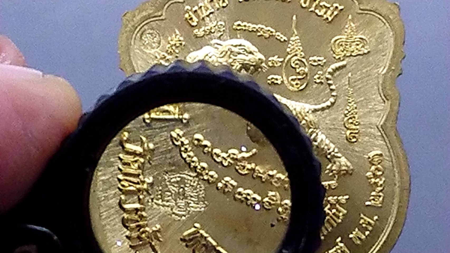 เหรียญเสือคาบดาบ รุ่น2 เนื้อทองระฆัง ลงยาลายพราง ตำหนิจมูกนิด (ตอกพิเศษ ตอกหัวเสือ) องค์เงินแท้ หลวงพ่อพัฒน์ วัดห้วยด้วน โคท 62(SKU-03337)