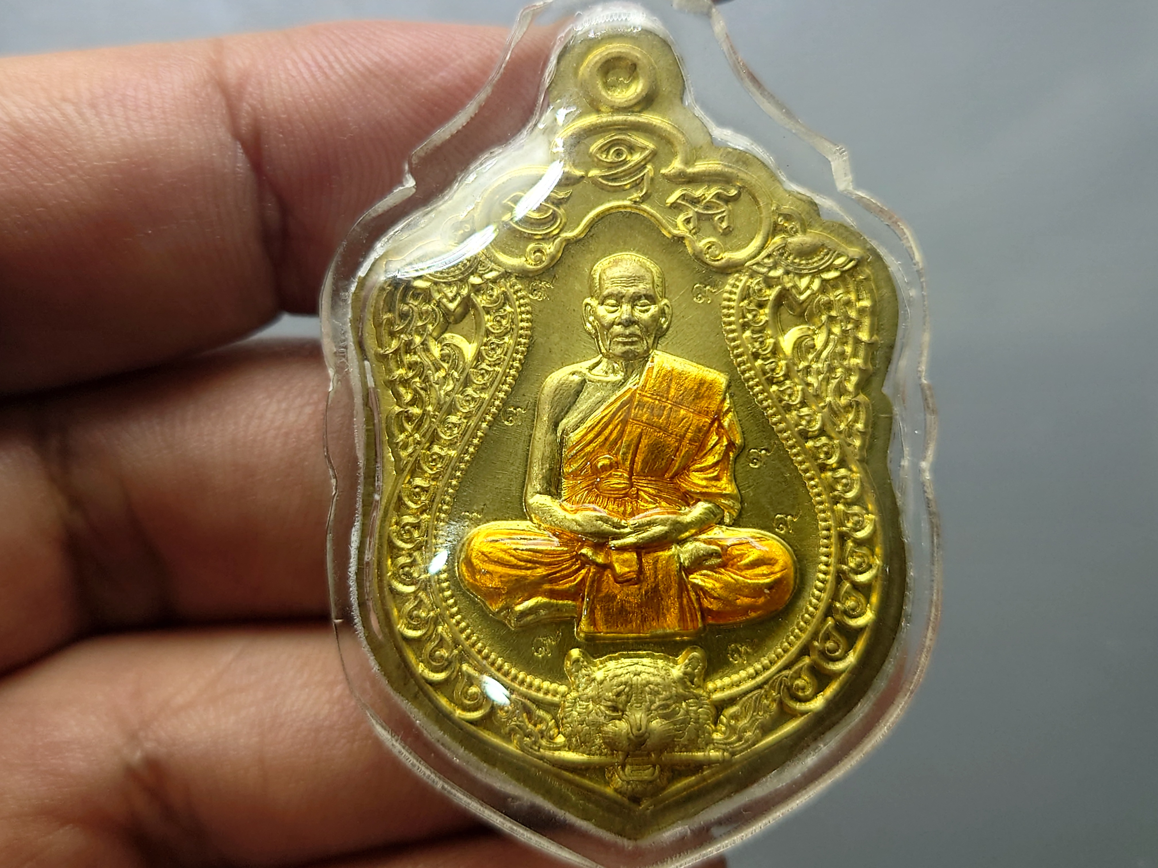 เหรียญเสมาเสือคาบดาบ รุ่น1 ทองทิพย์ ตอก 9 รอบ ไม่ตัดปีก ลงยาจีวร หลวงพ่อพัฒน์ วัดห้วยด้วน โคท 254