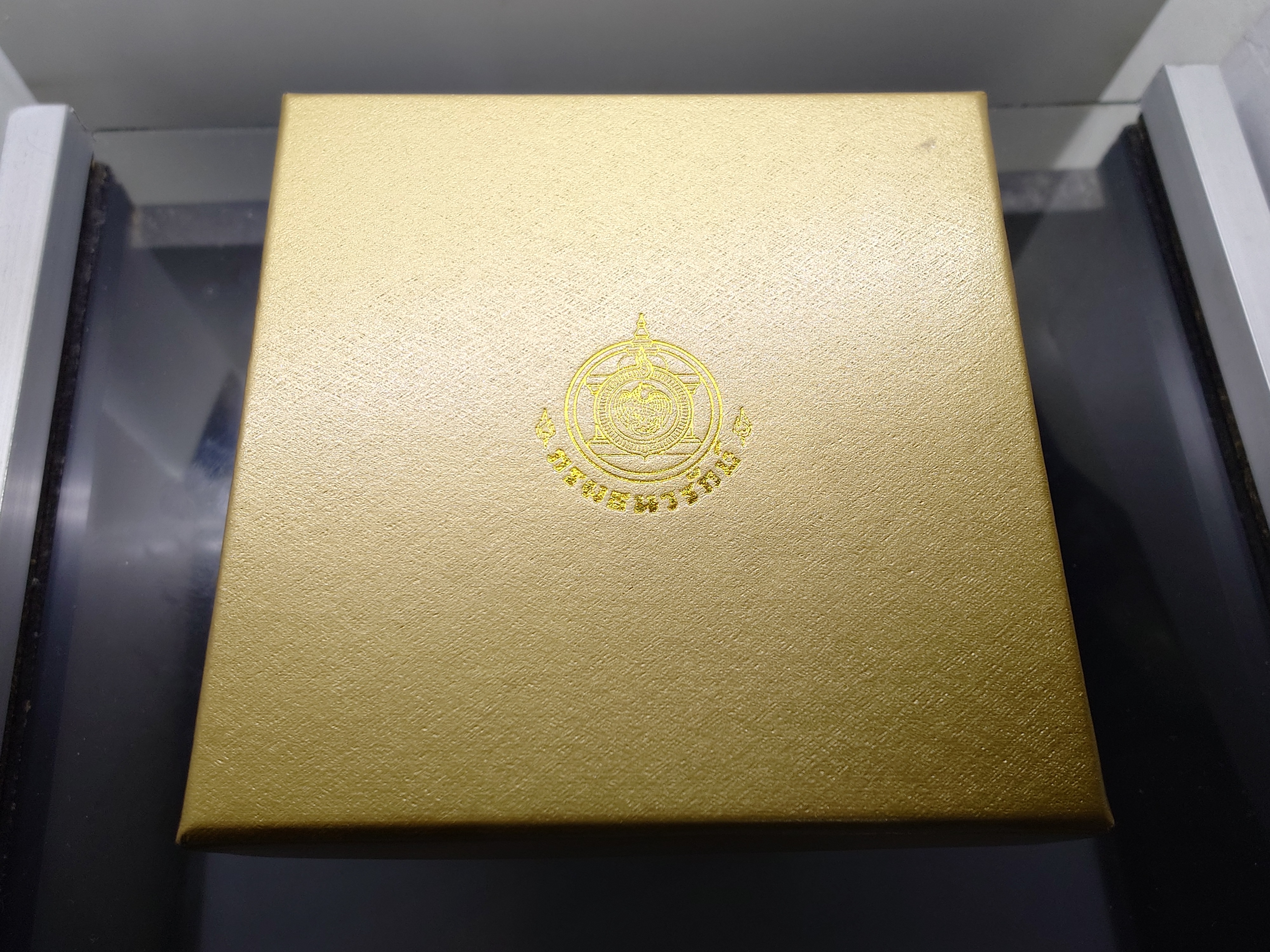 กล่องไม้ฝาใส ตรงรุ่นสำหรับใส่เหรียญทองคำขัดเงา ที่ระลึกพระราชพิธีบรมราชาภิเษก รัชกาลที่ 10 พ.ศ. 2562 พร้อมใบเซอร์ ผ่านใช้ สภาพสวย 95 %