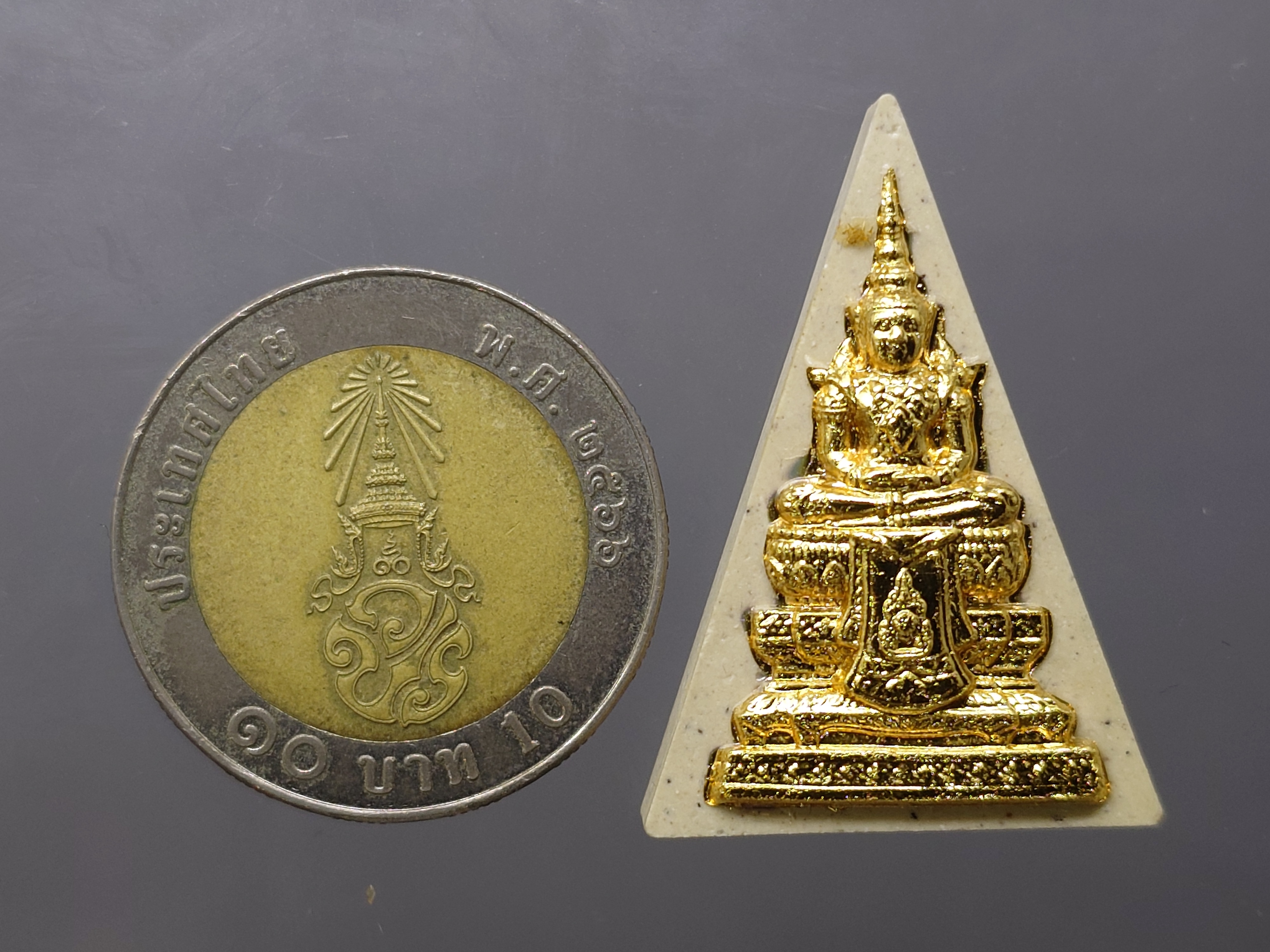 พระแก้วมรกต กรมสรรพสามิต เนื้อผง หน้ากากโลหะปัดทอง หลังตราสัญลักษณ์ครองราช 60 พรรษา เนื้อเงิน กรมสรรพสามิต สร้าง ในพระบรมราชานุญาต ปี2550 ตลับเดิม กล่องเดิม