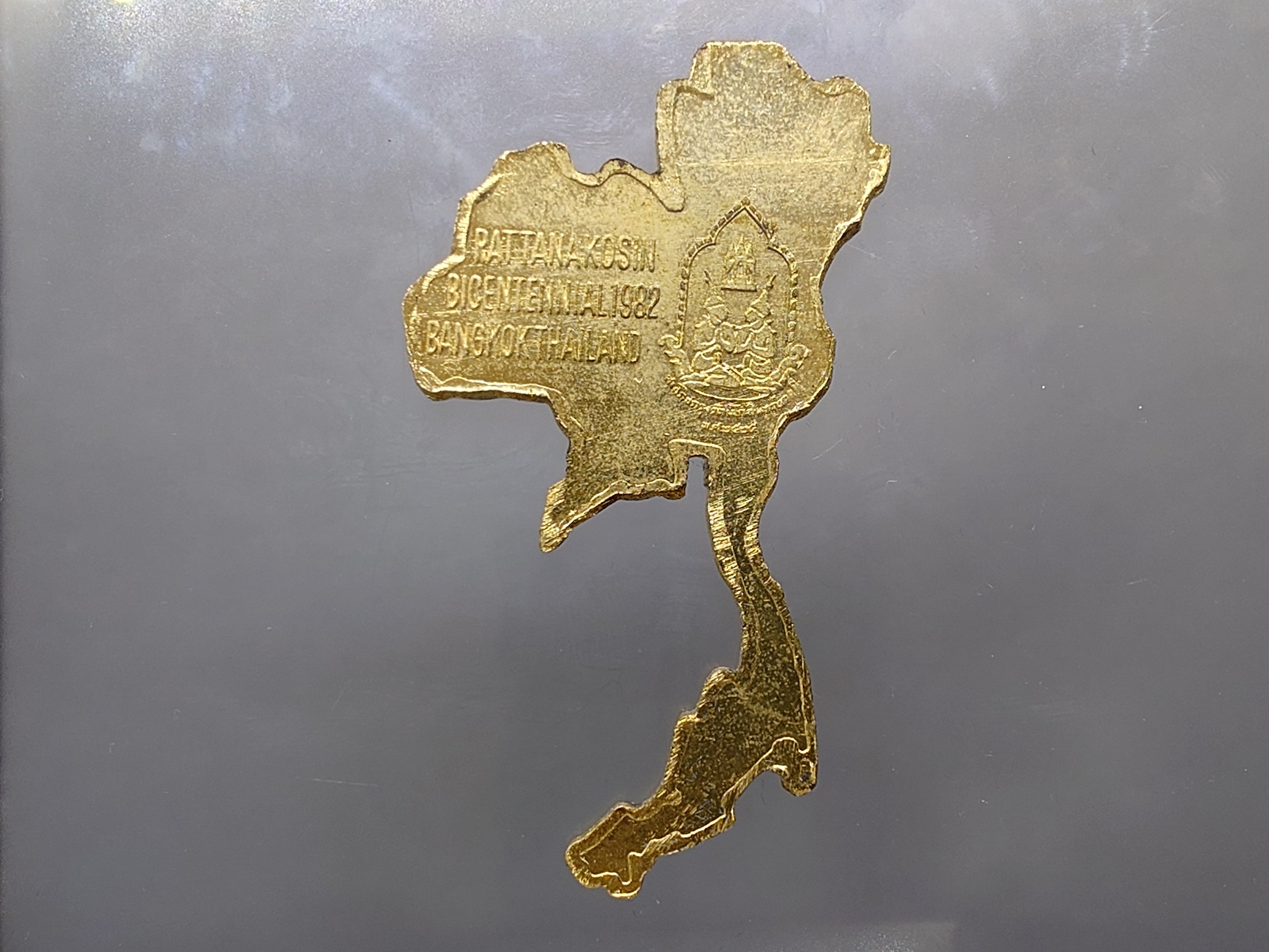 แผนที่ประเทศไทย พระรูป 9 รัชกาล ที่ระลึกสมโภชญ์กรุงรัตนโกสินทร์ 200 ปี เนื้อโลหะกาหลั่ยทอง พ.ศ.2525 พร้อมกล่องเดิม