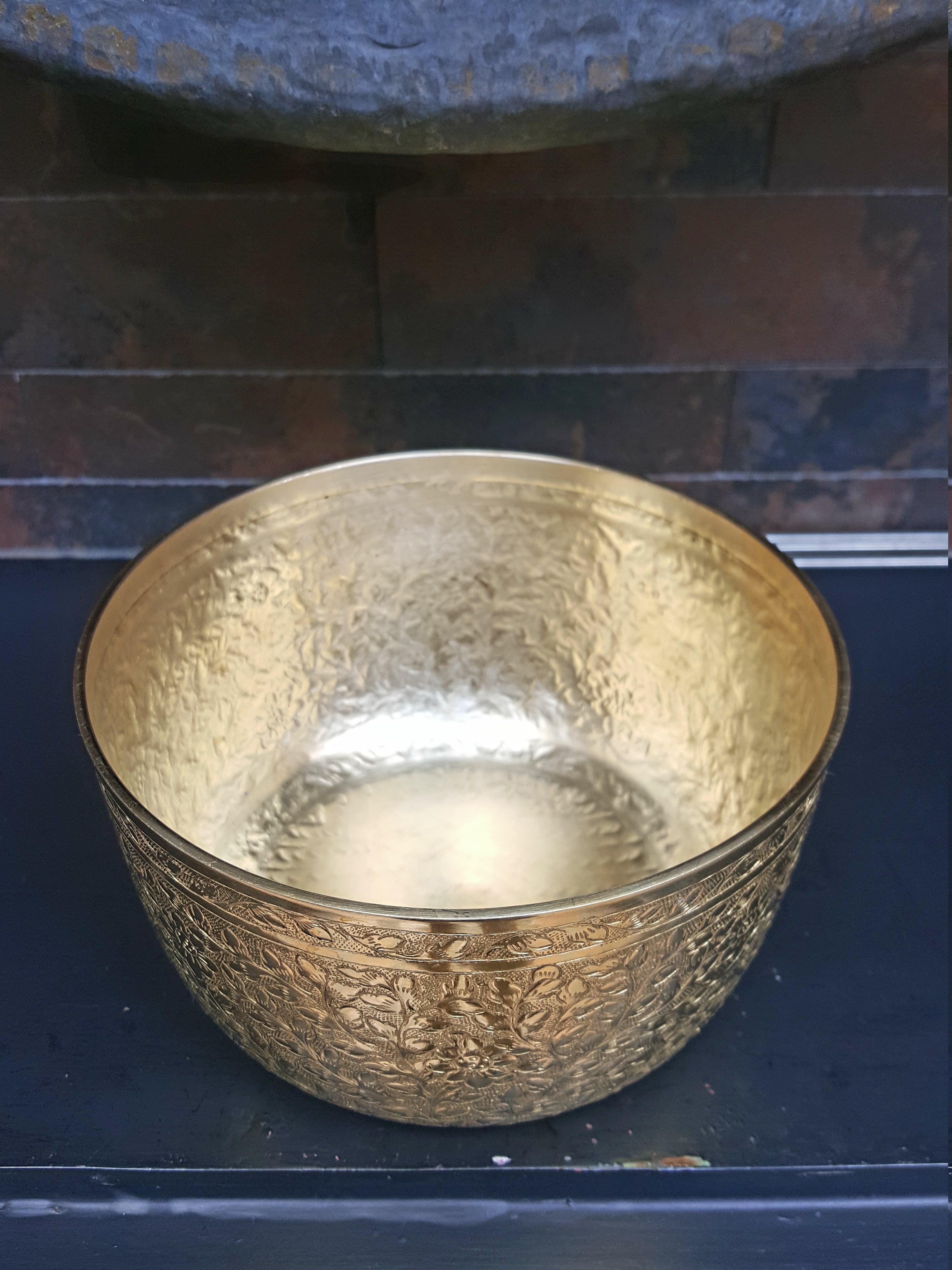 ขันพานรองตักบาตรทองเหลืองแกะลายพร้อมทัพพี สมัยอยุธยา ขนาด 5,6,7,8,9,10,12 นิ้ว เครื่องทองเหลือง