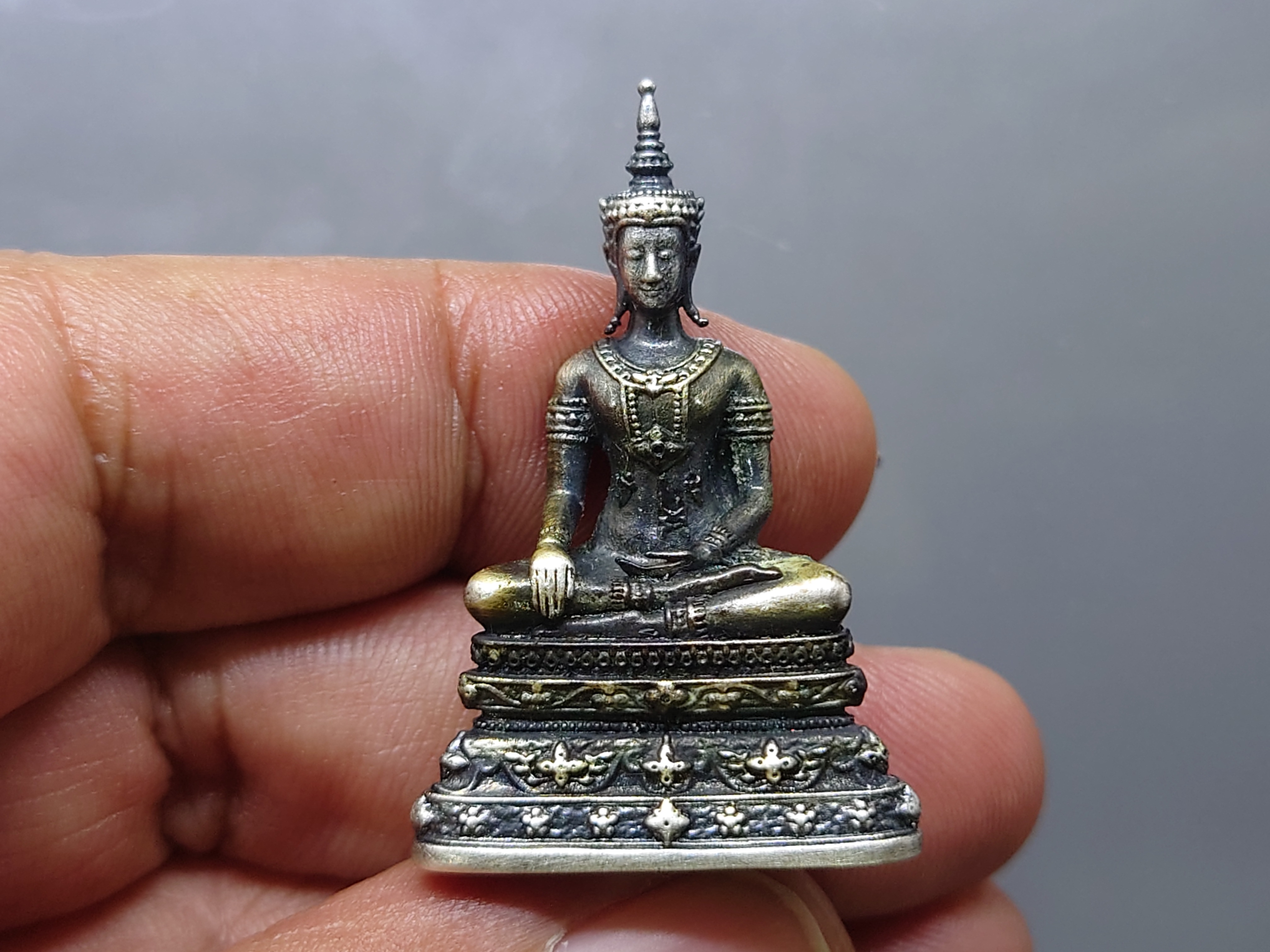 พระกริ่งพุทธมหาบารมีนุภาพพิสุทธิ์ อนุตตรสังคามวิชัย เนื้อเงินรมดำ ผลงานศิลปินแห่งชาติ อ.จักรพันธุ์ โปรษยกฤต ปี2553 พร้อมกล่องเดิม หายาก