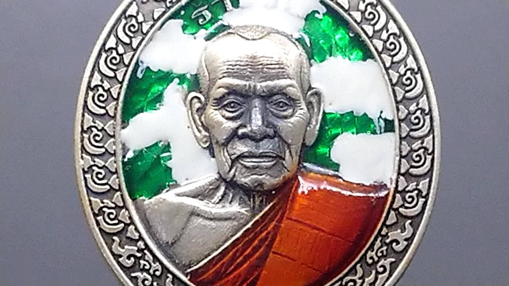 เหรียญรุ่นร่ำรวย เนื้อเงินซาติน ลงยาพรางเขียว ขาว ลงยาจีวร หลวงพ่อพัฒน์ วัดห้วยด้วน โคท 43