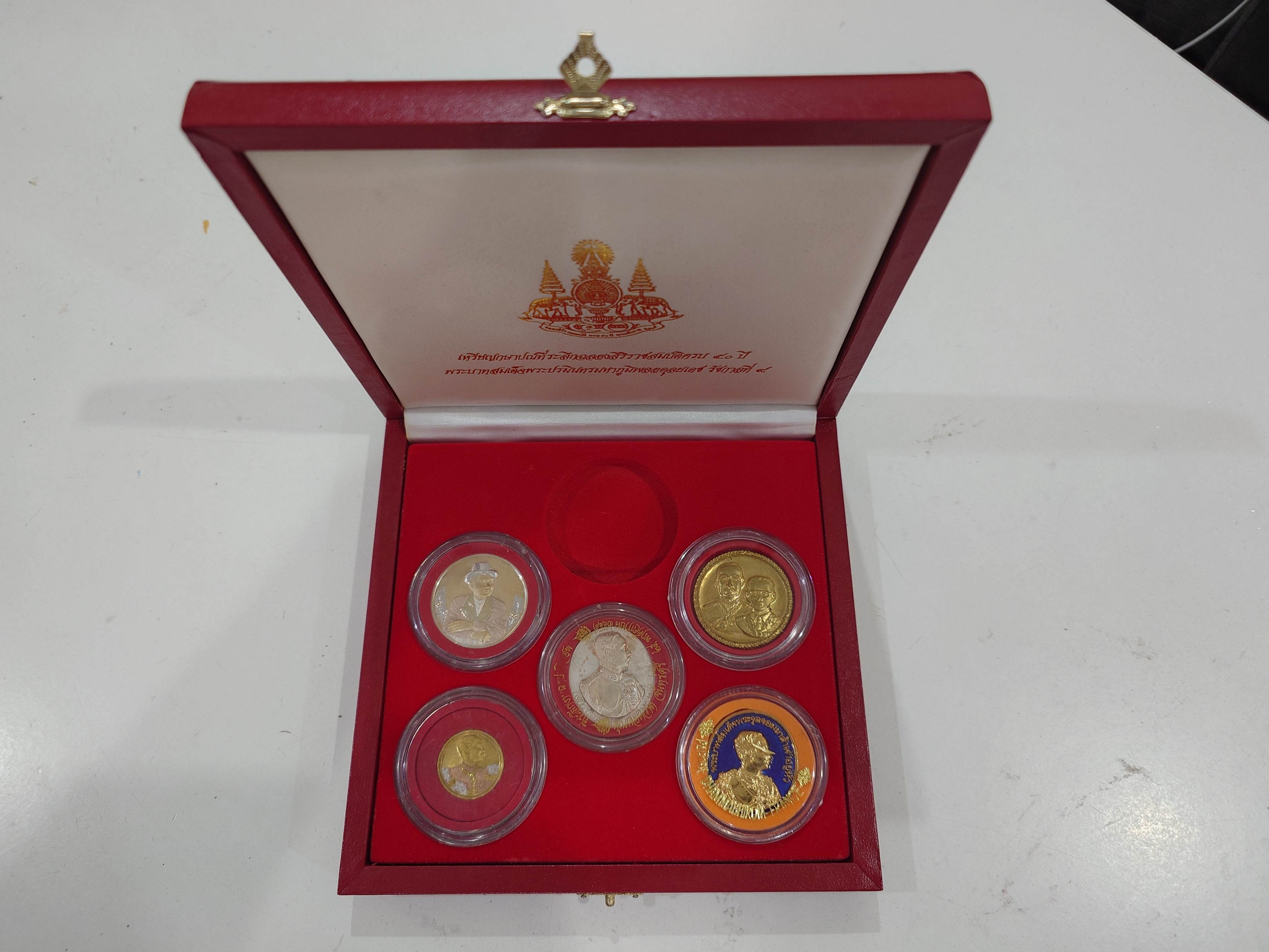 เหรียญที่ระลึก รัชกาลที่ 5 เนื้อโลหะชุบสามกษัตริย์ 5 เหรียญ พร้อมกล่องที่ระลึกกาญจนาภิเษก รัชกาลที่9
