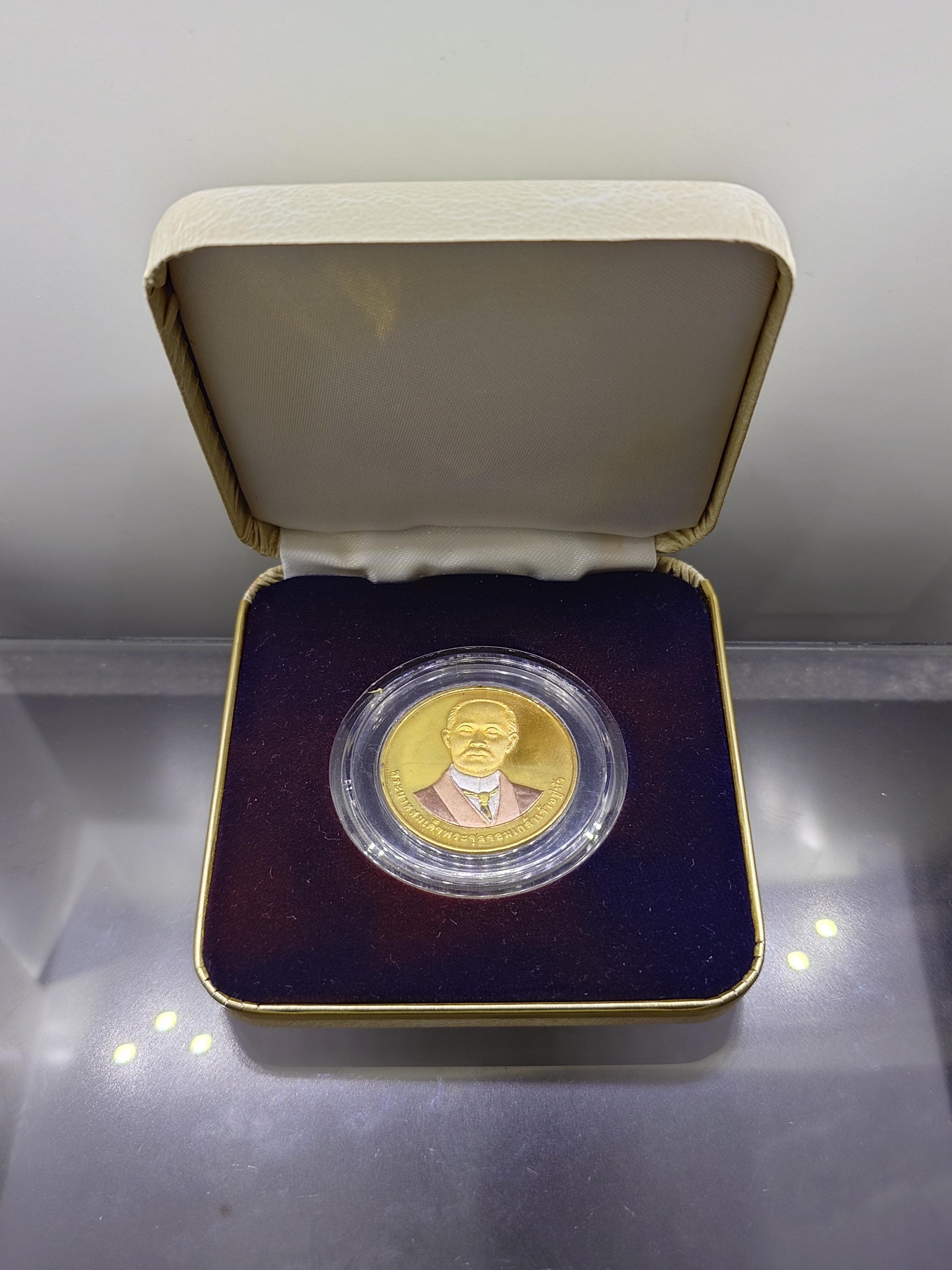 เหรียญที่ระลึก 50 ปี คณะรัฐศาสตร์ จุฬา พระรูปรัชกาลที่5 เนื้อทองแดงชุบสามกษัตริย์ ขนาด 3 เซน พ.ศ.2541 พร้อมกล่องเดิม