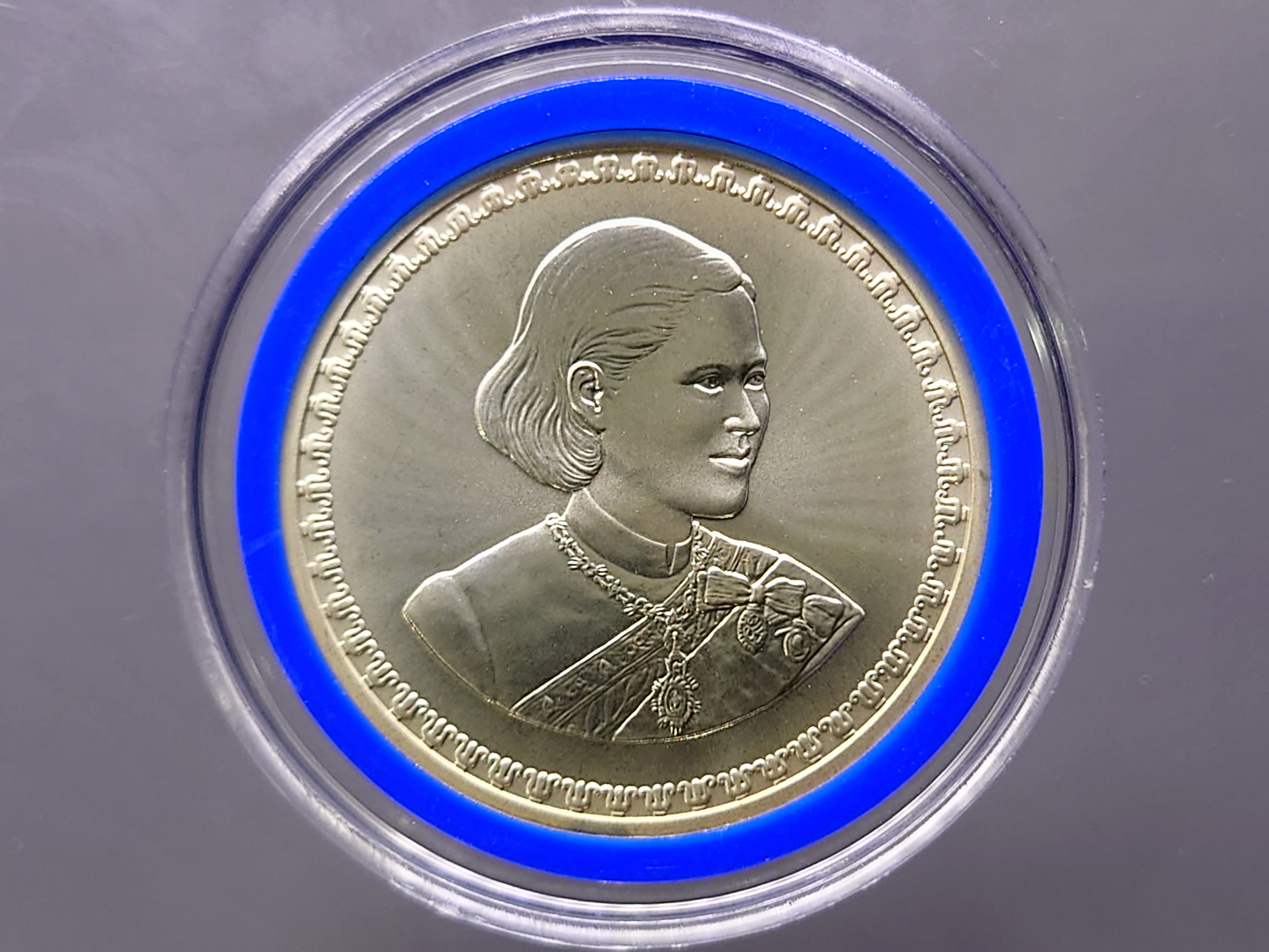 เหรียญ 600 บาท เนื้อเงิน ที่ระลึก 50 พรรษา สมเด็จพระเทพฯ ปี2548 พร้อมใบเซอร์