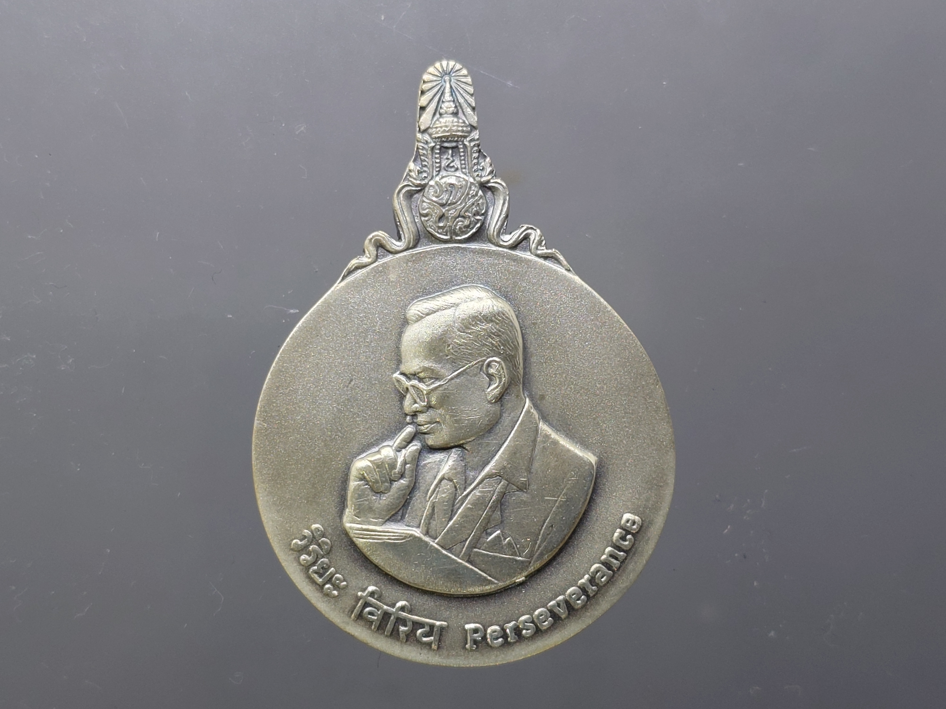 เหรียญมหาชนก พิมพ์ใหญ่ ชุดทองคำ บล็อก ป ขาด นิยม (เนื้อทองคำ 99 % เนื้อนาค เนื้อเงิน) พ.ศ.2539 พร้อมหนังสือ อุปกรณ์ครบ สภาพสวย แท้ ดูง่าย