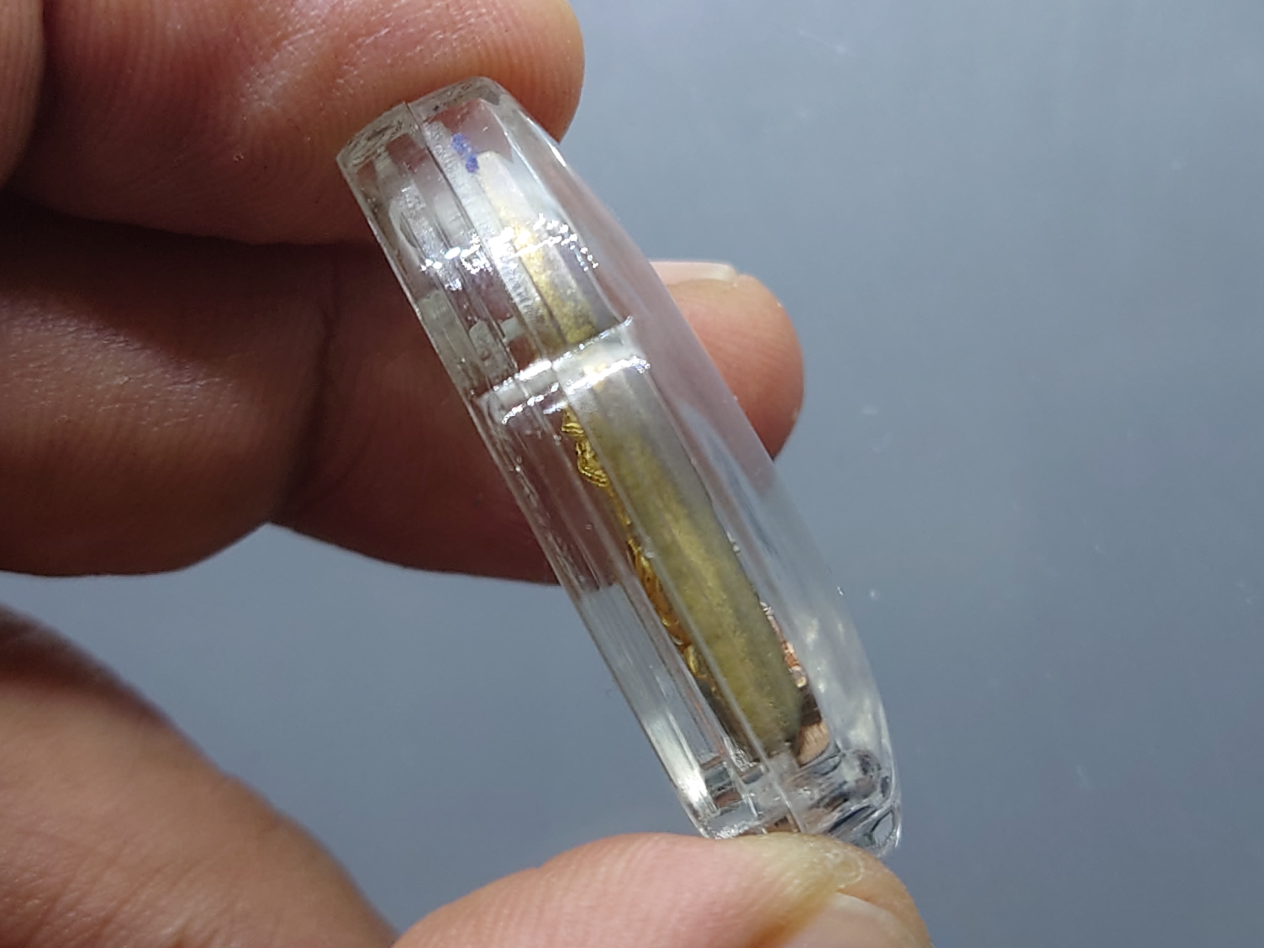 พระแก้วมรกต หลัง ตราพระปรมาภิไธยย่อ ภ.ป.ร.เนื้อเงินสามกษัตริย์ โรงพยาบาลภูมิพลฯ จัดสร้าง ปี2547 พร้อมกล่องเดิม