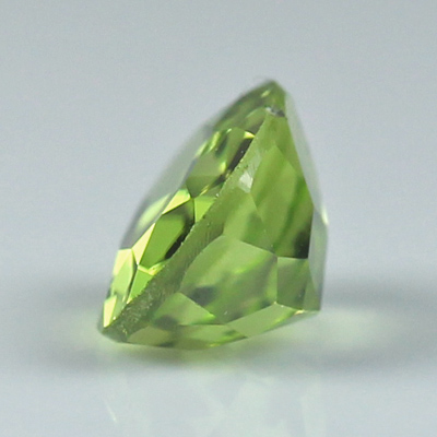 เพอริโด (Peridot) 0.89 กะรัต สีเขียวอมเหลือง รูปร่างดี