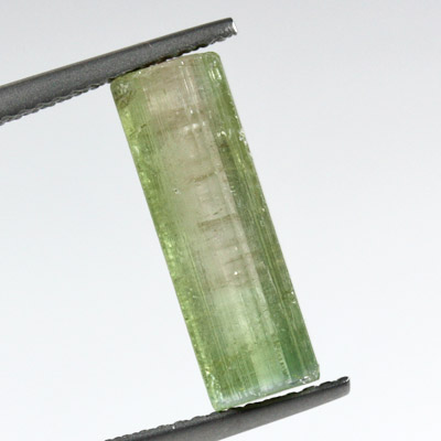 **ขายแล้ว**ผลึกทัวร์มาลีน (Tourmaline Crystal) 5.77 กะรัต สีเขียว เป็นแท่งรูปร่างดี