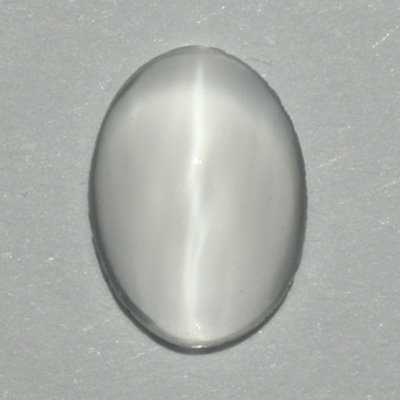 **ขายแล้ว**มูนสโตนตาแมว หรือ มุกดาหารตาแมว (Cat's eye Moonstone) 0.64 กะรัต สีขาว รูปไข่ เล็กๆน่ารัก