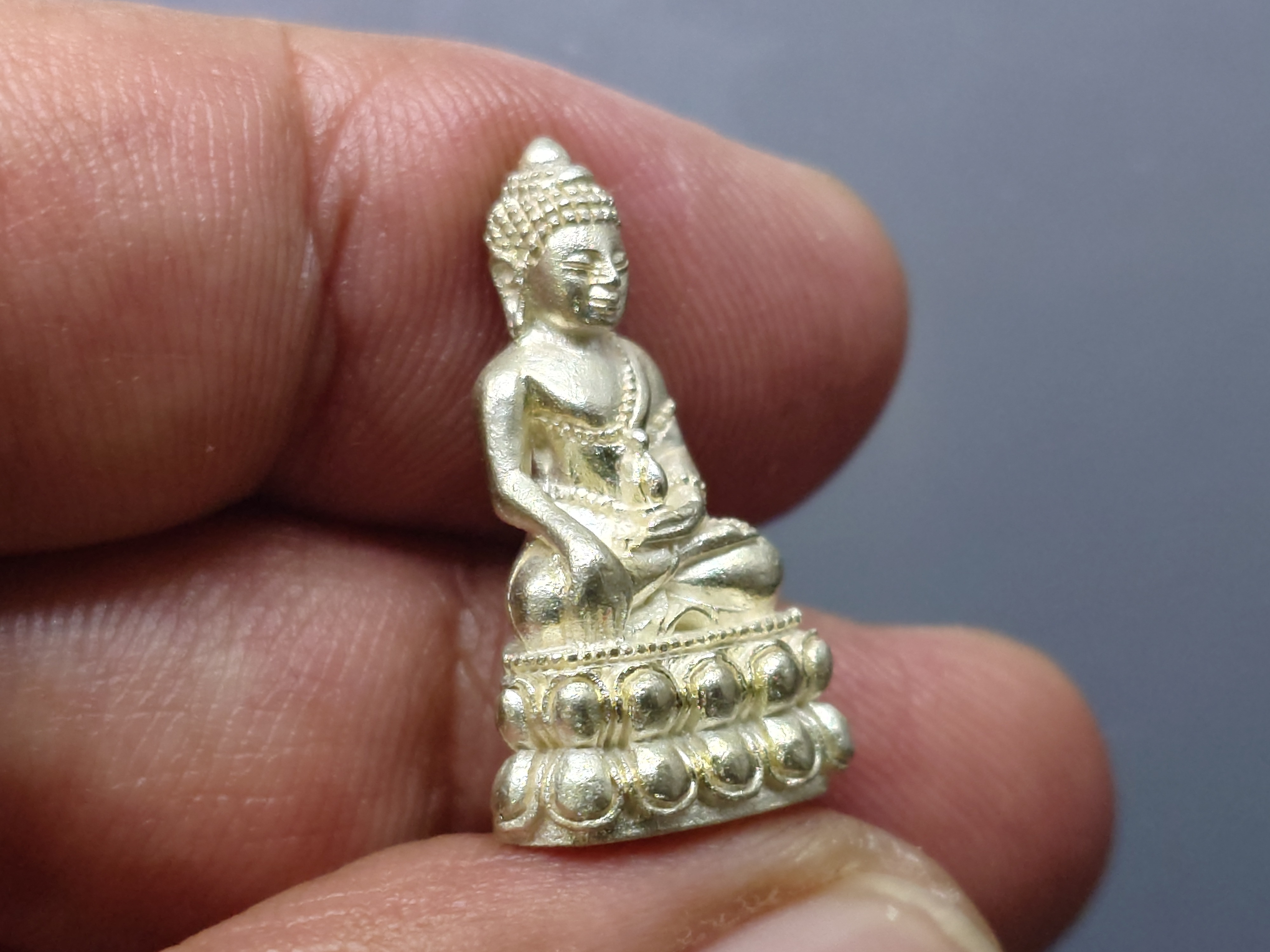 พระชัยวัฒน์ ตั๊กม้อ (เนื้อเงิน นวะ สัมฤทธิ์) ปลุกเสก 2 พิธีใหญ่ 2 แผ่นดินไทย-จีน วัดสุทัศนฯ-วัดกวงซิ่ว เมืองกวงโจว ประเทศจีน ปี2537 พร้อมกล่องเดิม