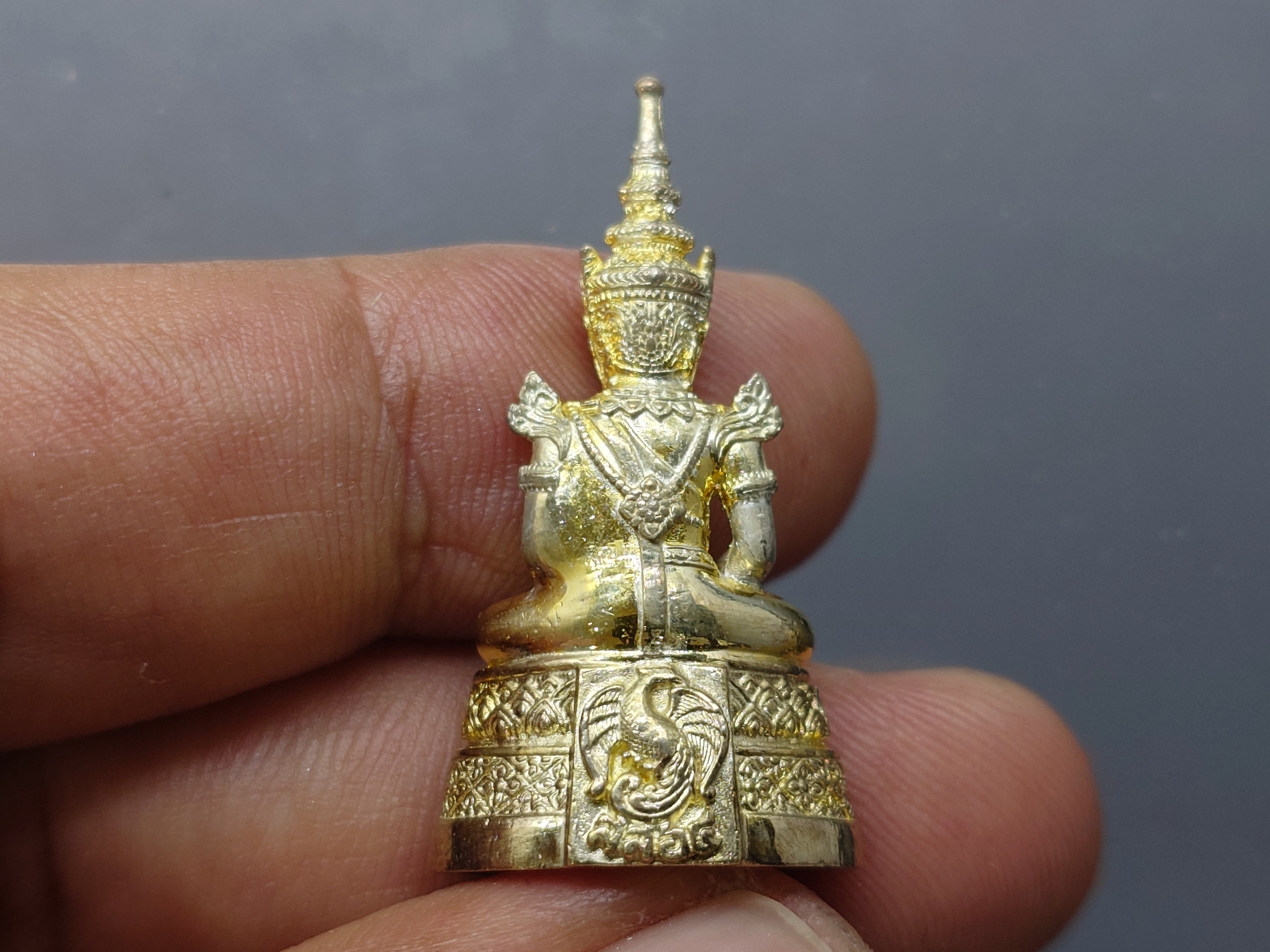 พระแก้วมรกต (พระพุทธมหามณีรัตนปฏิมากร) กรมสรรพสามิต ครบรอบ 64 ปี เนื้อเงินสามกษัตริย์ พ.ศ.2539 พร้อมกล่องเดิม