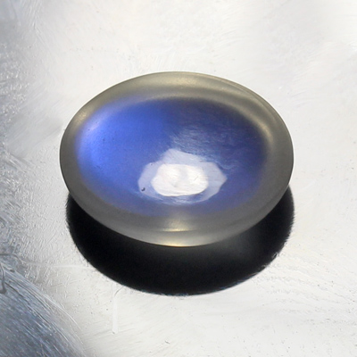 มูนสโตนหรือมุกดาหารเหลือบฟ้า (Blue sheen Moonstone) 3.60 กะรัต เนื้อเนียน