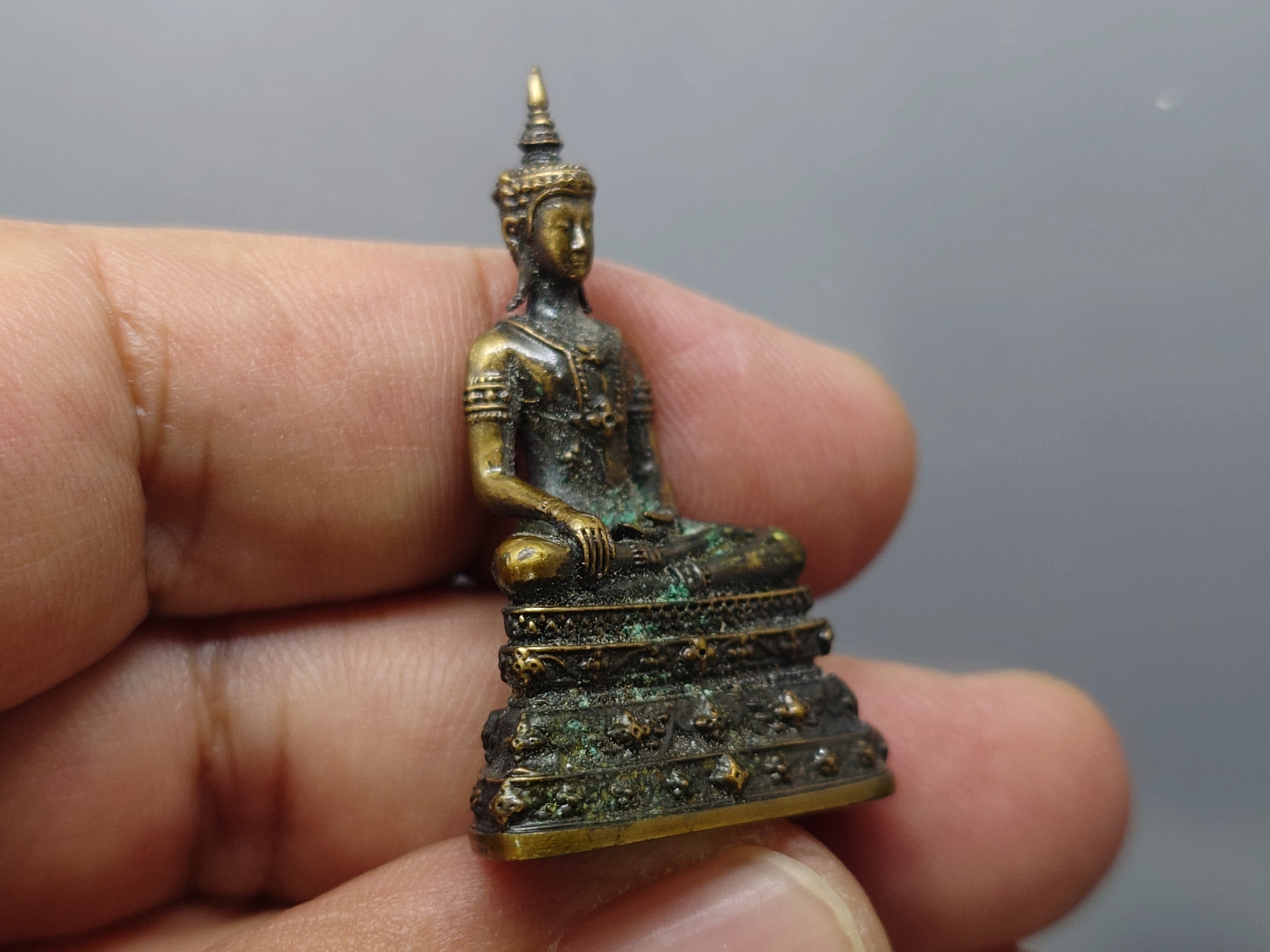 พระกริ่งพุทธมหาบารมีนุภาพพิสุทธิ์ อนุตตรสังคามวิชัย เนื้อทองแดงซาติน ผลงานศิลปินแห่งชาติ อ.จักรพันธุ์ โปรษยกฤต ปี2553 พร้อมกล่องเดิม หายาก