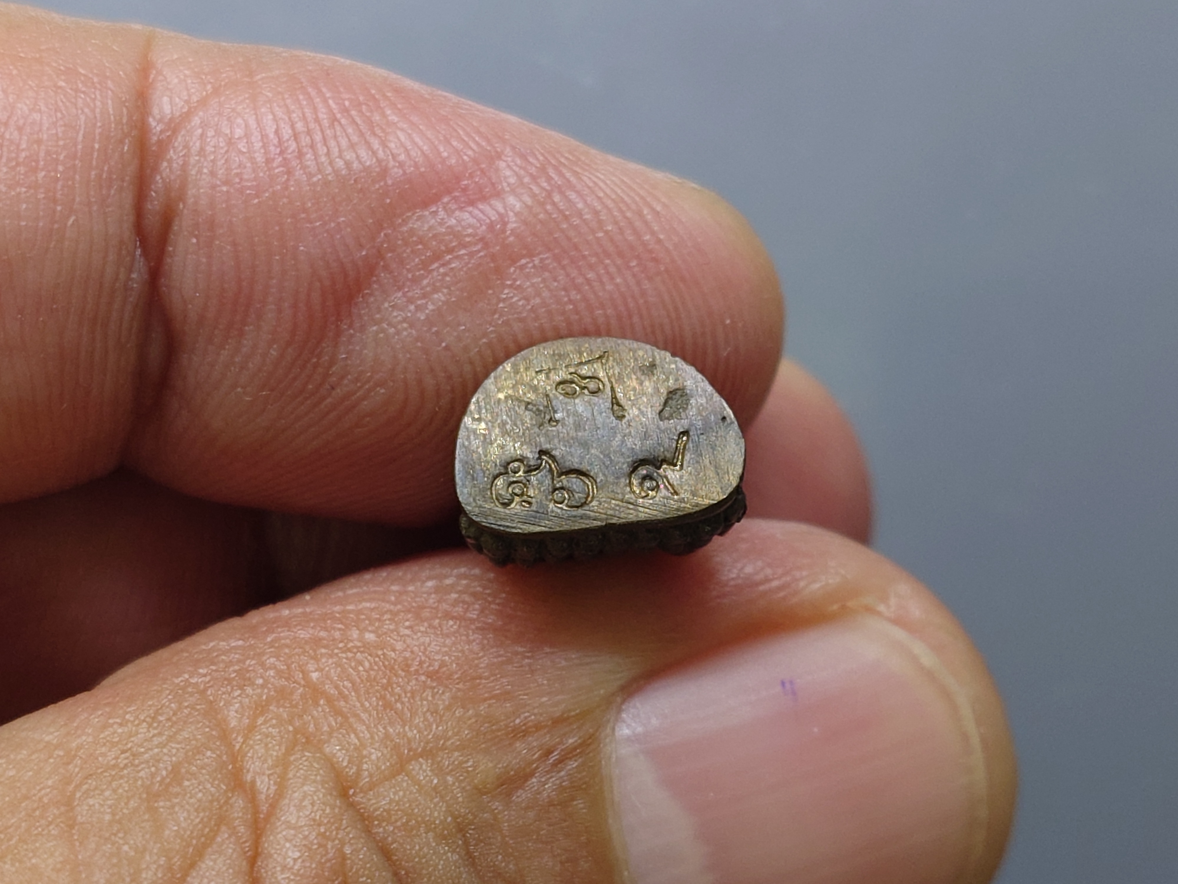 พระกริ่งยอดแก้ว สมเด็จพระพุทธโฆษาจารย์ (พุฒ) ประธานจัดสร้าง เนื้อนวะโลหะ วัดเกาะแก้วอรุณคาม (สายวัดสุทัศน์) ปี2545 พร้อมกล่องเดิม นิยม หายาก สร้างน้อย