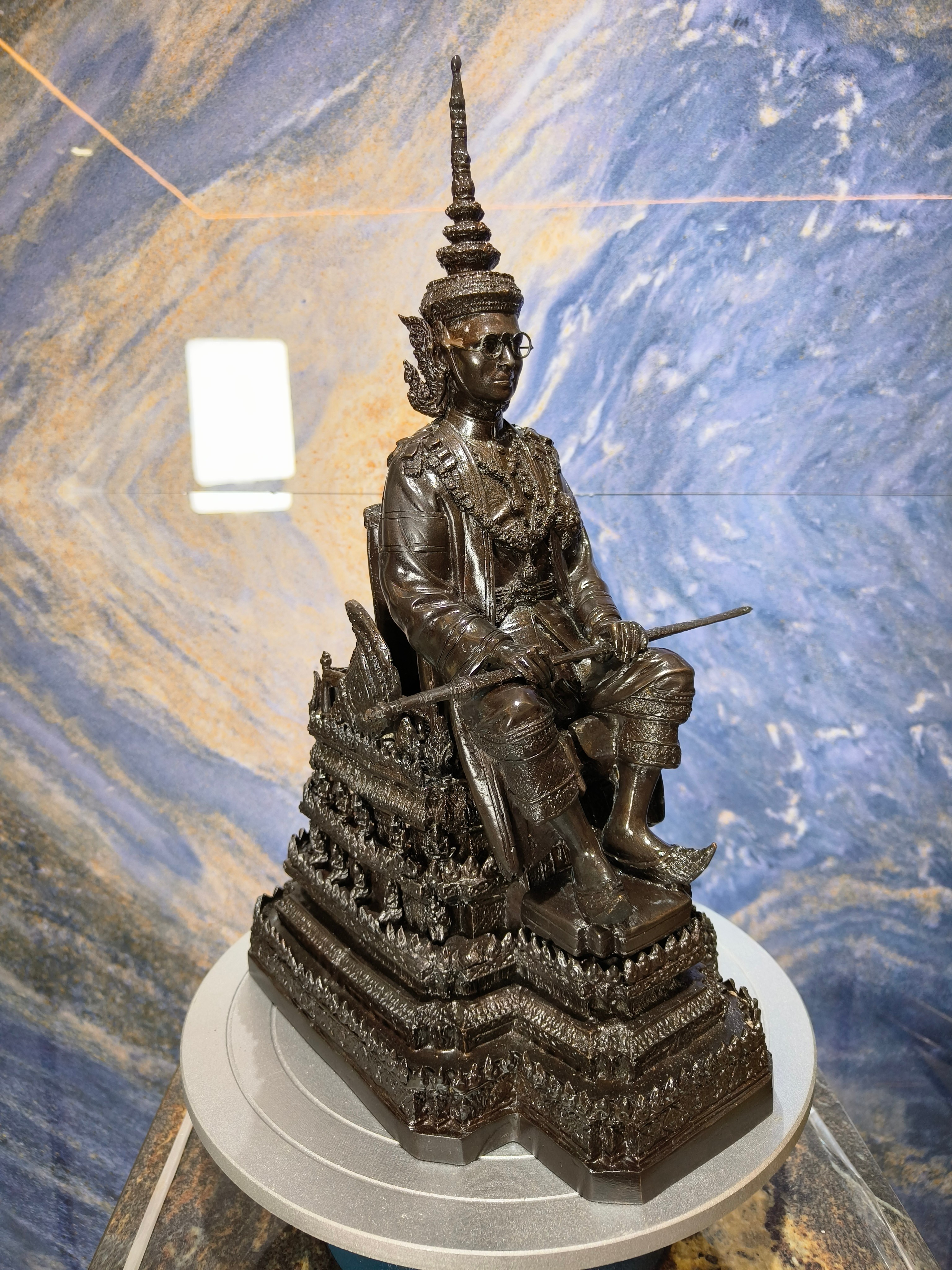 พระบรมรูปหล่อ รัชกาลที่ 9 ร.9 นั่งบัลลังก์
