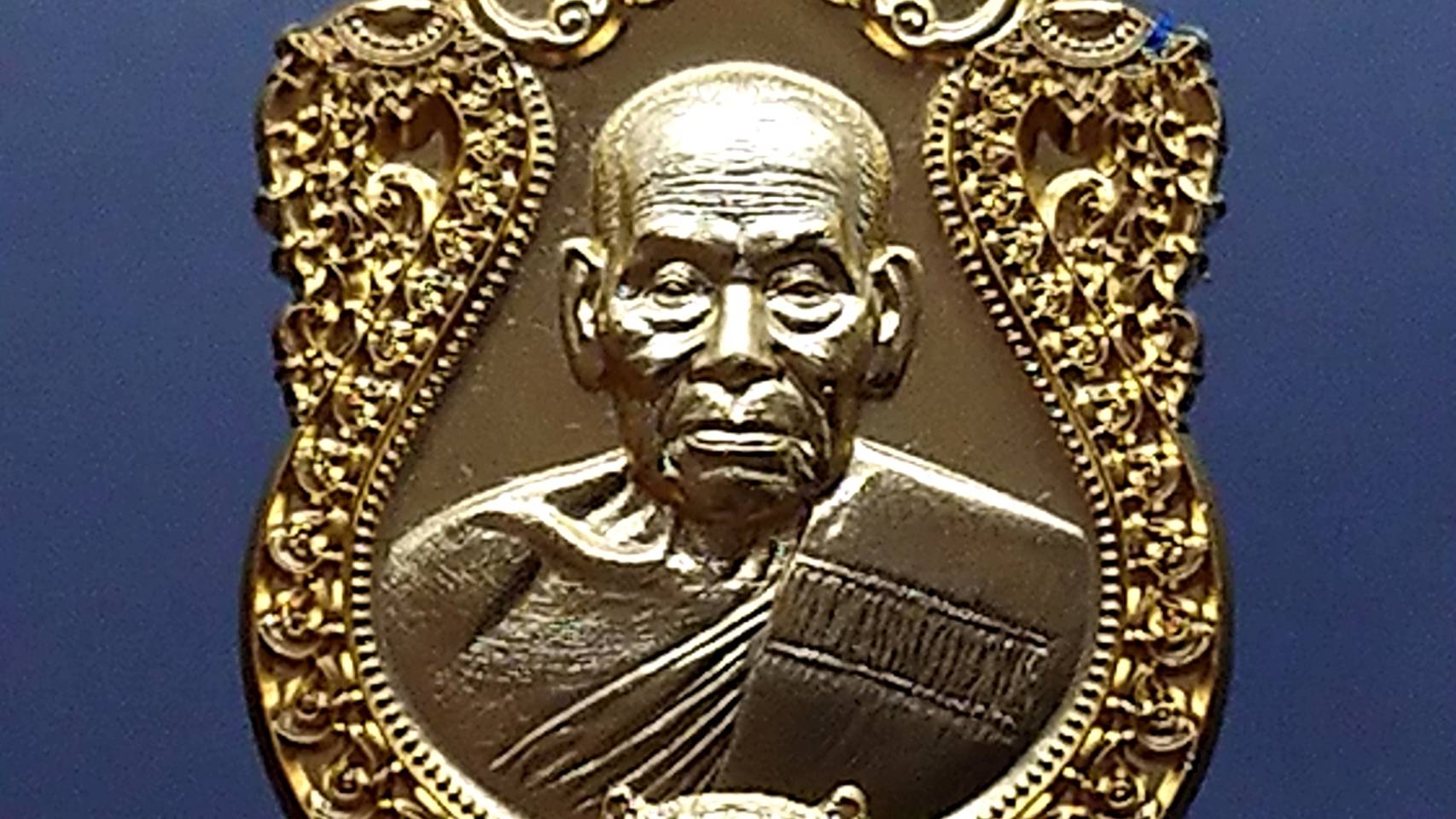 เหรียญเสมาเสือคาบดาบ รุ่น2 เนื้อชุบทองพ่นทราย หลวงพ่อพัฒน์ วัดห้วยด้วน โคท 144 (SKU-03357)