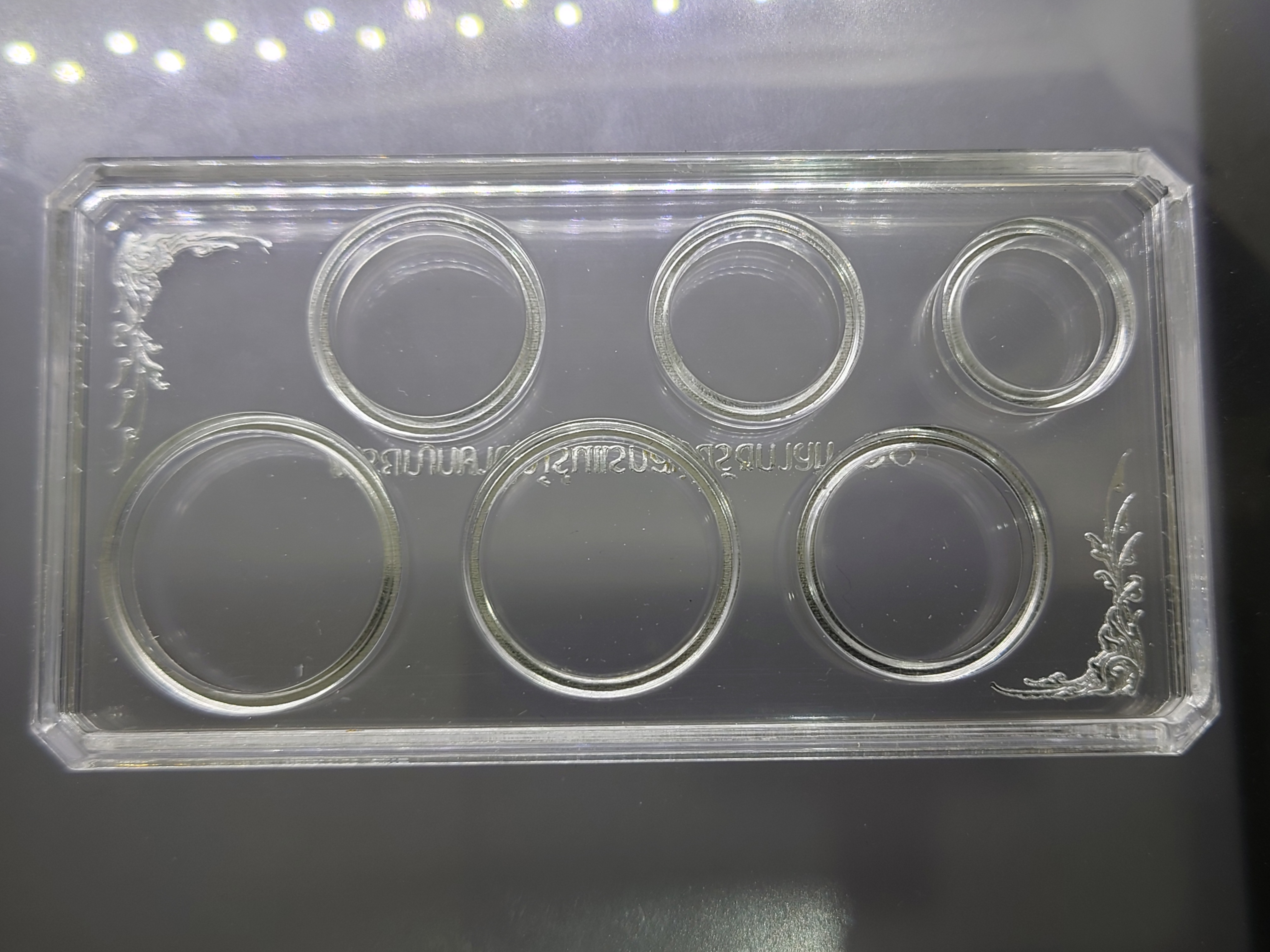 ตลับ อครีลิค ทรงสี่เหลี่ยม ใส่เหรียญหมุนเวียน ร10 (6ช่อง)