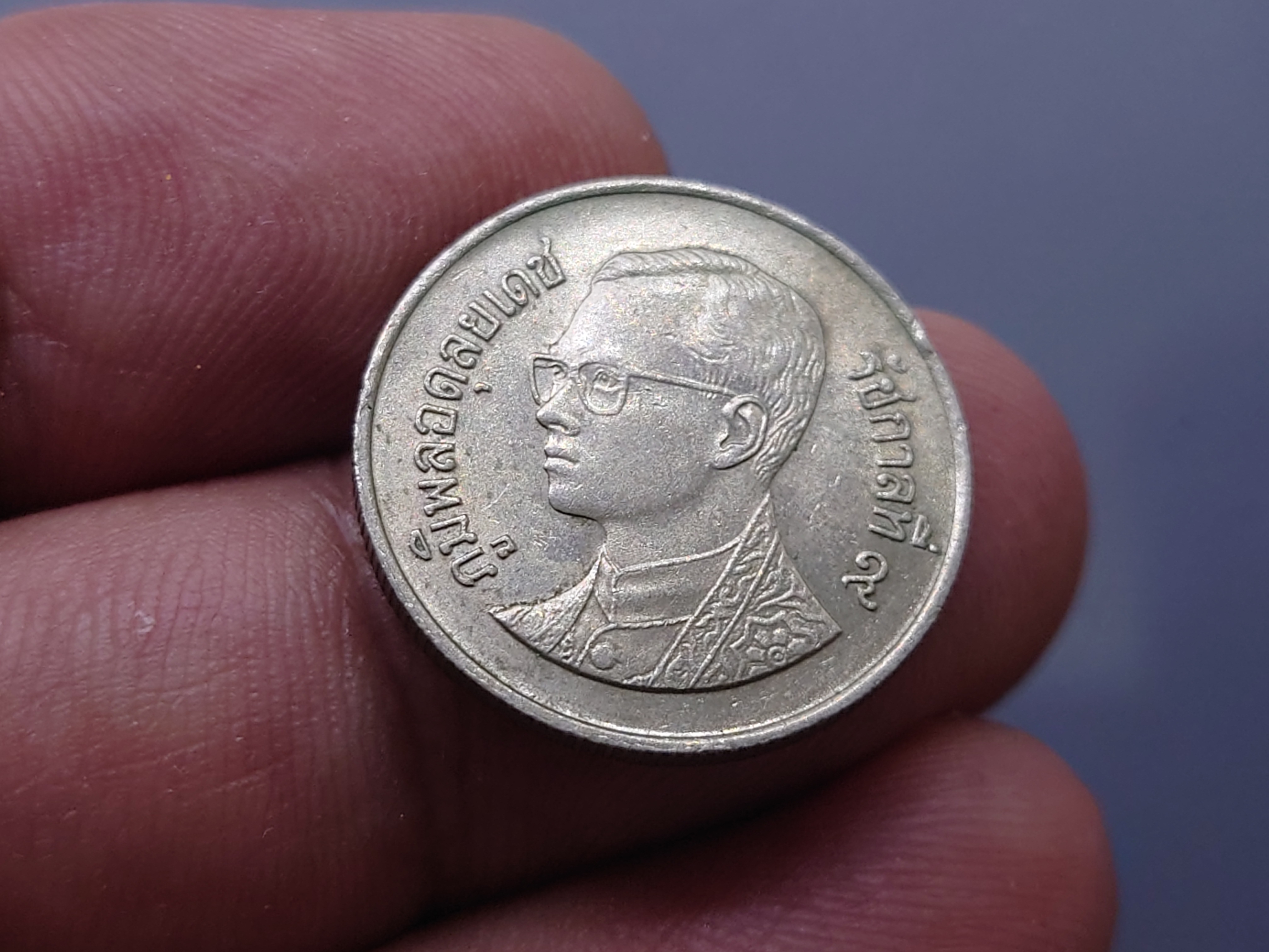 เหรียญหมุนเวียน 1 บาทหลังวัดพระศรืๆ (ช่อฟ้าสั้น) พ.ศ.2529 ผ่านใช้งาน