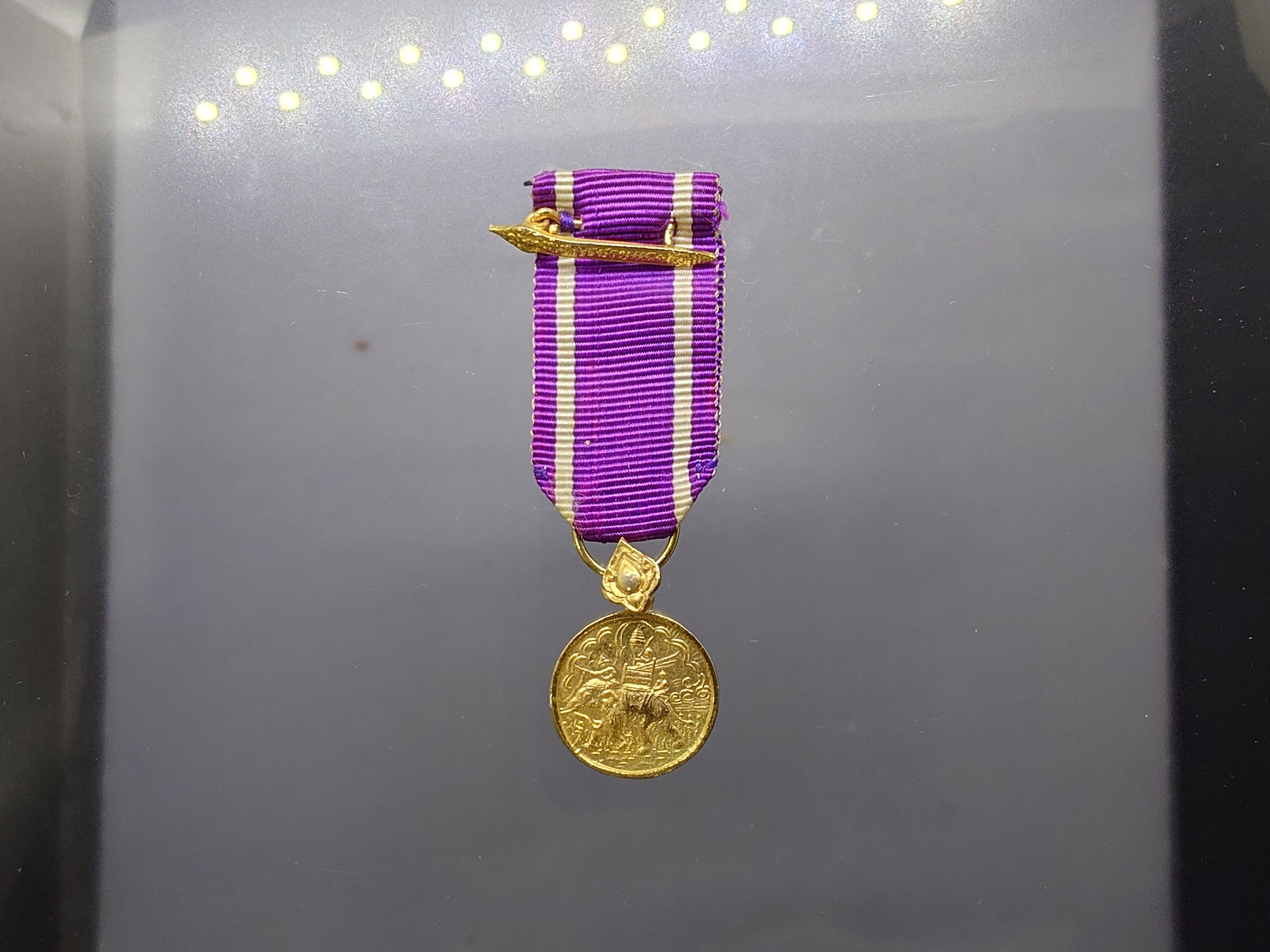 เหรียญราชการชายแดน แบบย่อ หายาก กาหลั่ยทอง พร้อมแพร