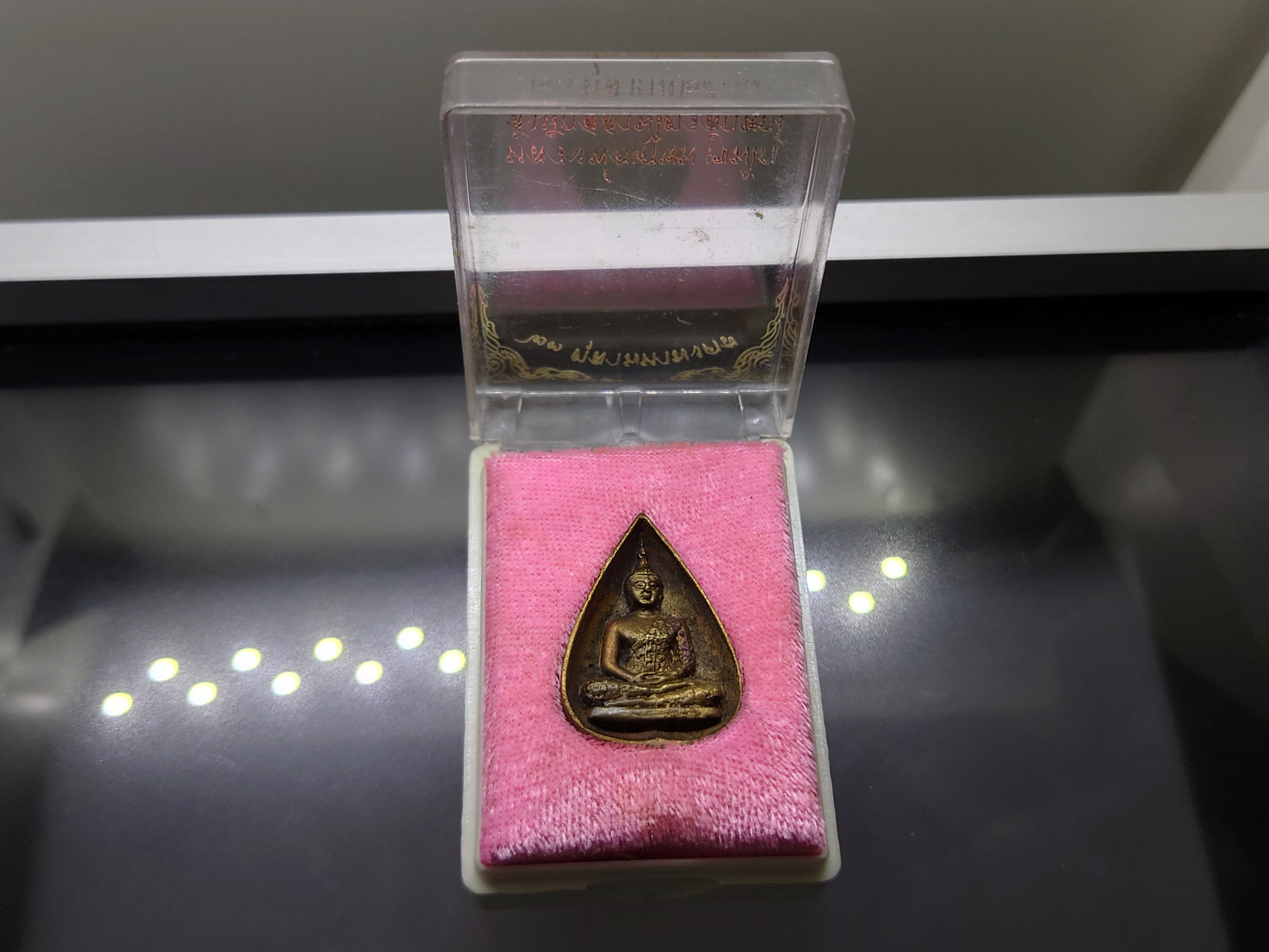 พระแก้วมรกต ทรงเครื่องฤดูฝน เนื้อนวะ รุ่น 23 ตุลามหามงคล พิมพ์ใบโพธิ หลวงพ่อเกษม เขมโก ปลุกเสก สำนักสุสานไตรลักษณ์ ลำปาง ปี2538 พร้อมกล่องเดิม