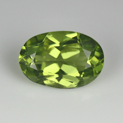 เพอริโด (Peridot) 0.95 กะรัต สีเขียวอมเหลือง รูปร่างไข่