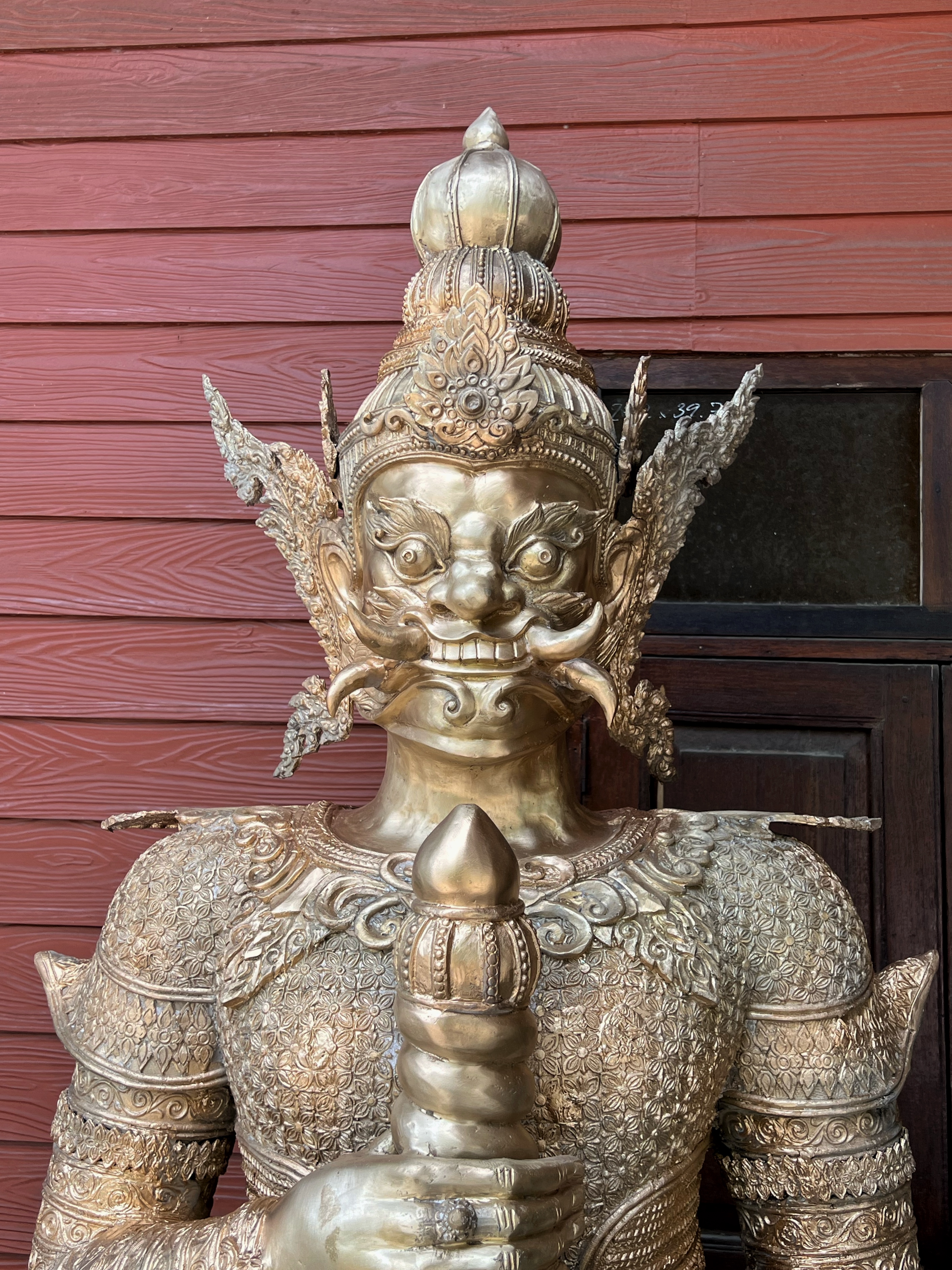 รูปหล่อ ท้าวเวสสุวรรณ ขนาดสูง 2.40 เมตร งานศิลปิน