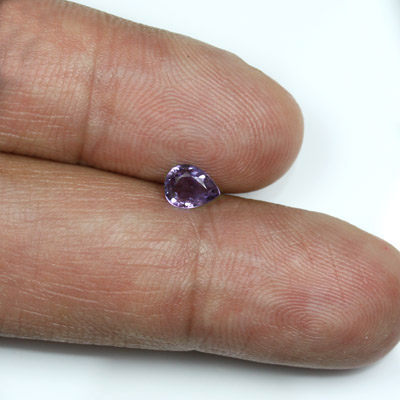 แซปไฟร์สีม่วง (Violet Sapphire) 0.62 กะรัต สีม่วงอมน้ำเงิน รูปหยดน้ำ พลอยสด