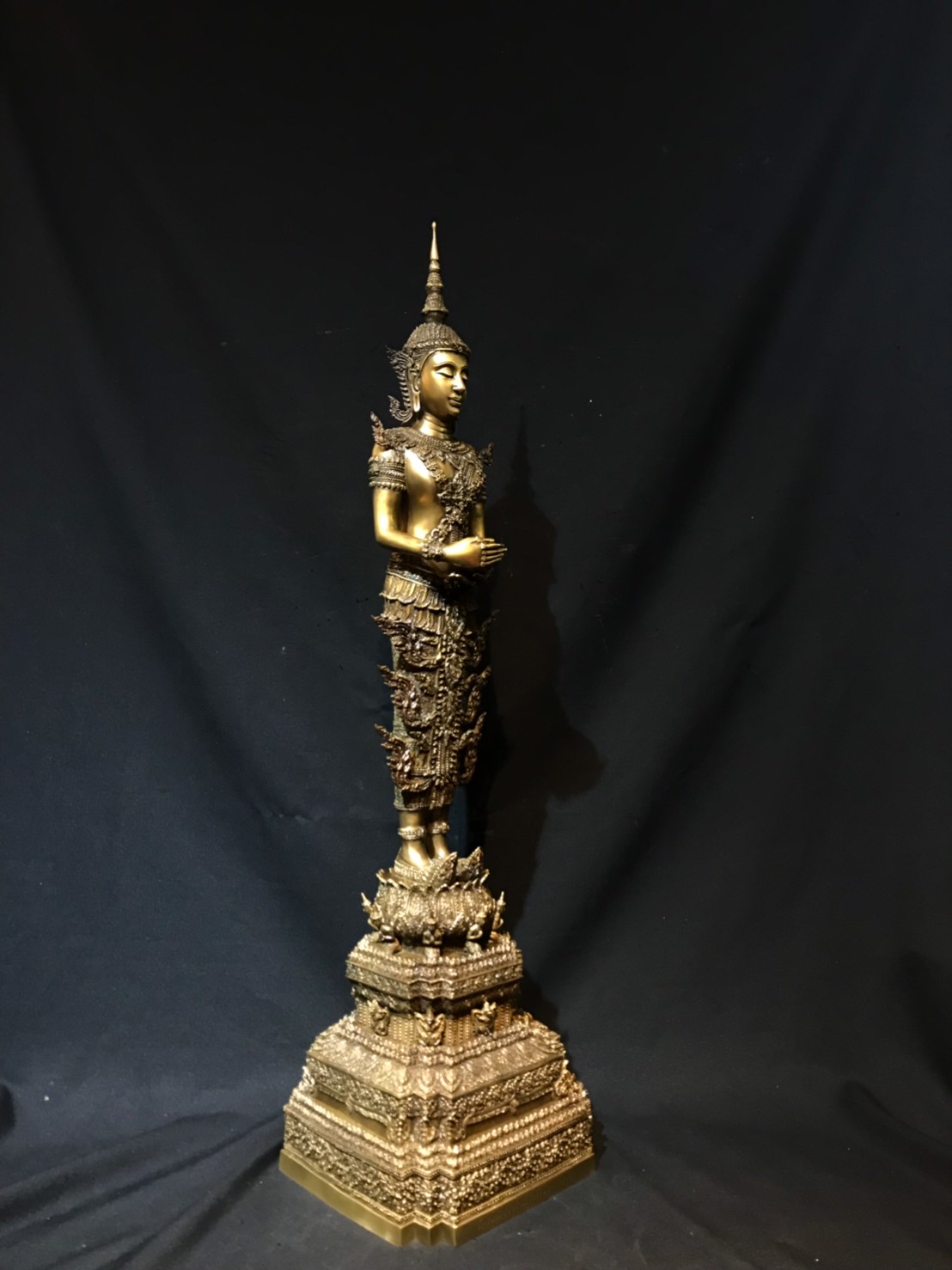 พระพุทธรูปปางอุ้มบาตร ทรงเครื่องจักรพรรดิ์ วัดอรุณราชวรารามราชวรมหาวิหาร ปี พ.ศ.2539