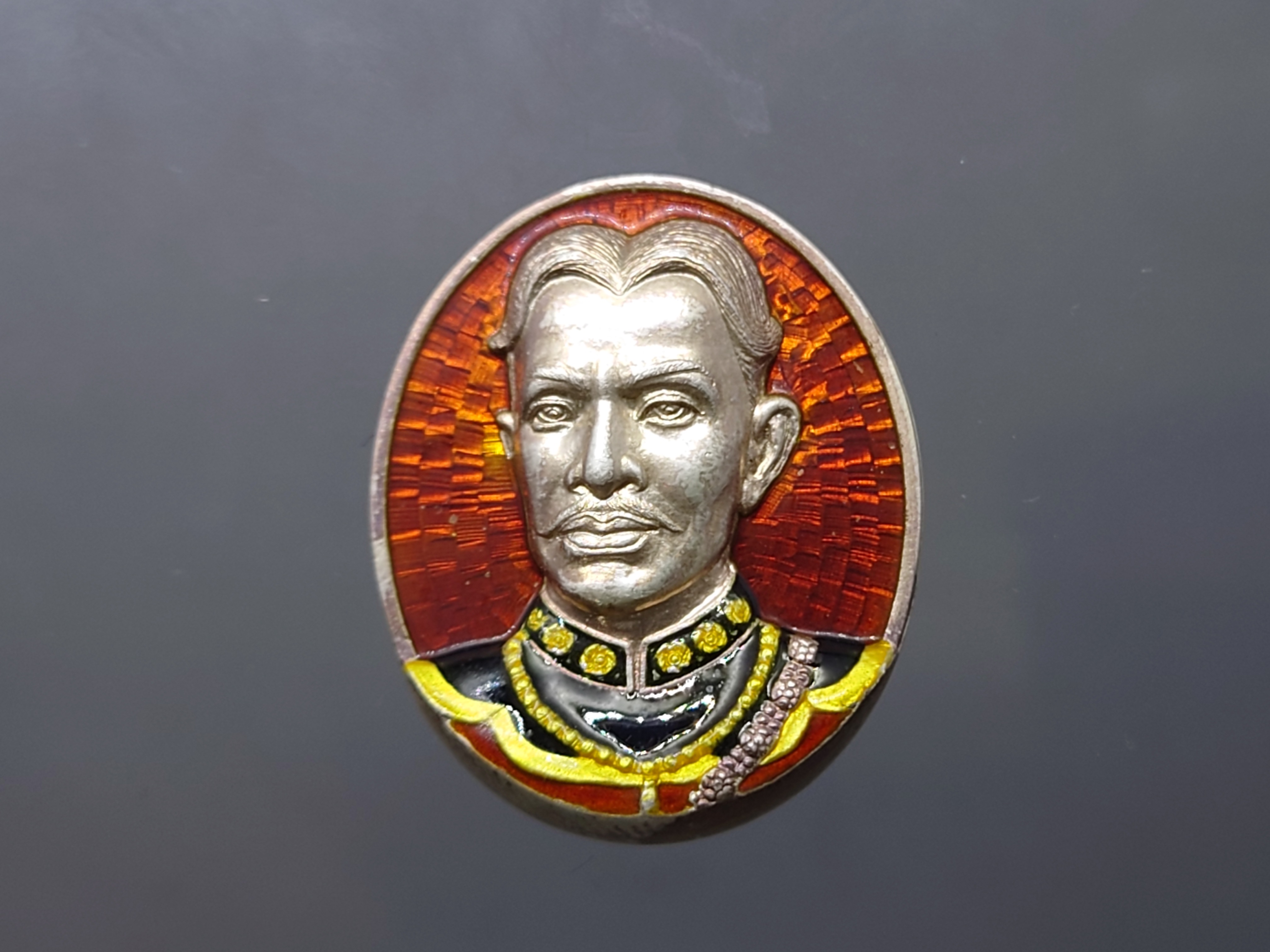 เหรียญสมเด็จพระเจ้าตากสิน รุ่นโชคมงคล เนื้อเงิน ลงยา วัดตรีทศเทพวรวิหาร ปี 2545 พร้อมกล่องเดิม