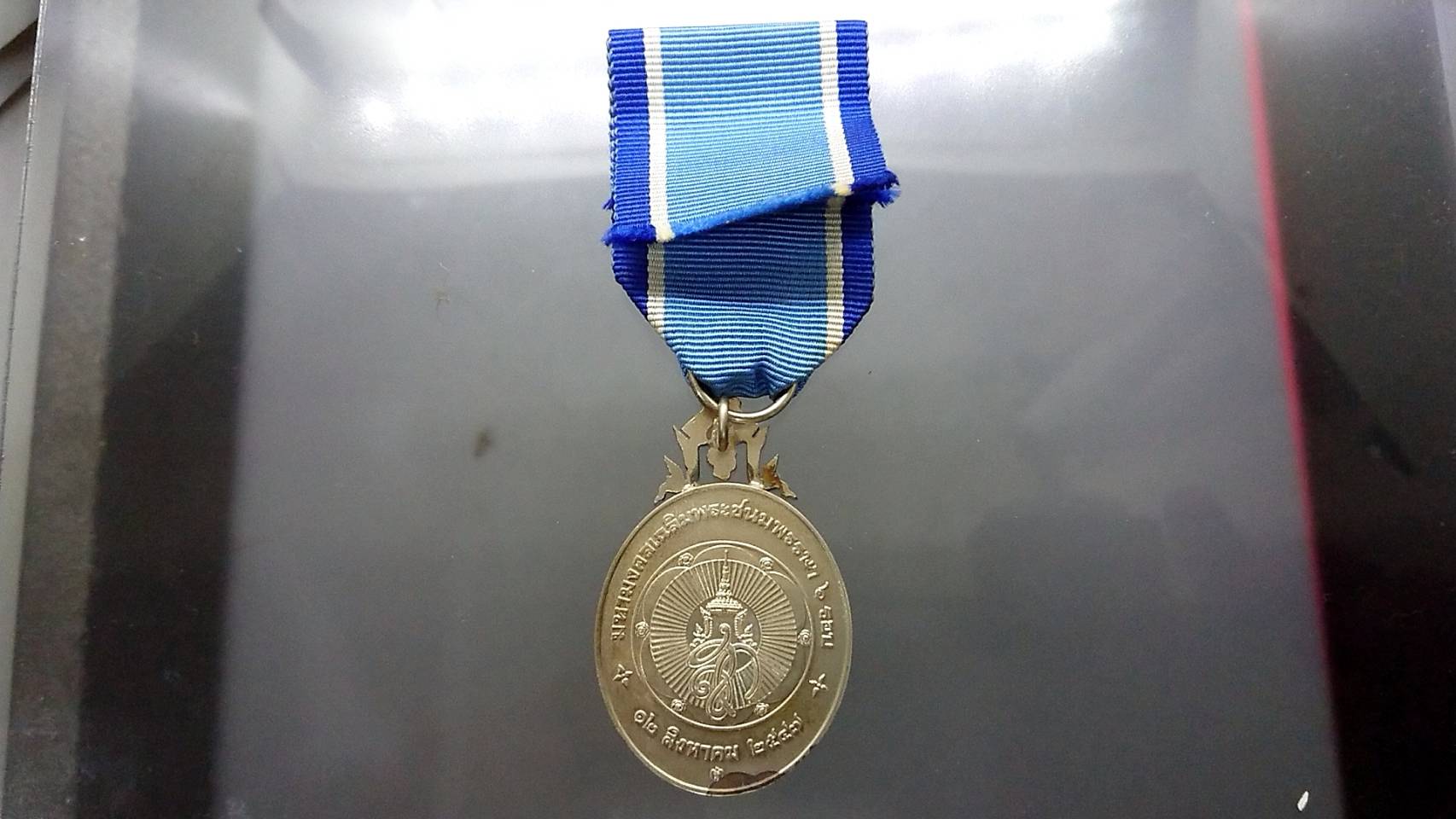 เหรียญเงิน แพรแถบที่ระลึกเฉลิมพระเกียรติ พระบรมราชินีนาถ เฉลิมพระชนมพรรษา 6 รอบ 2547 แบบชาย