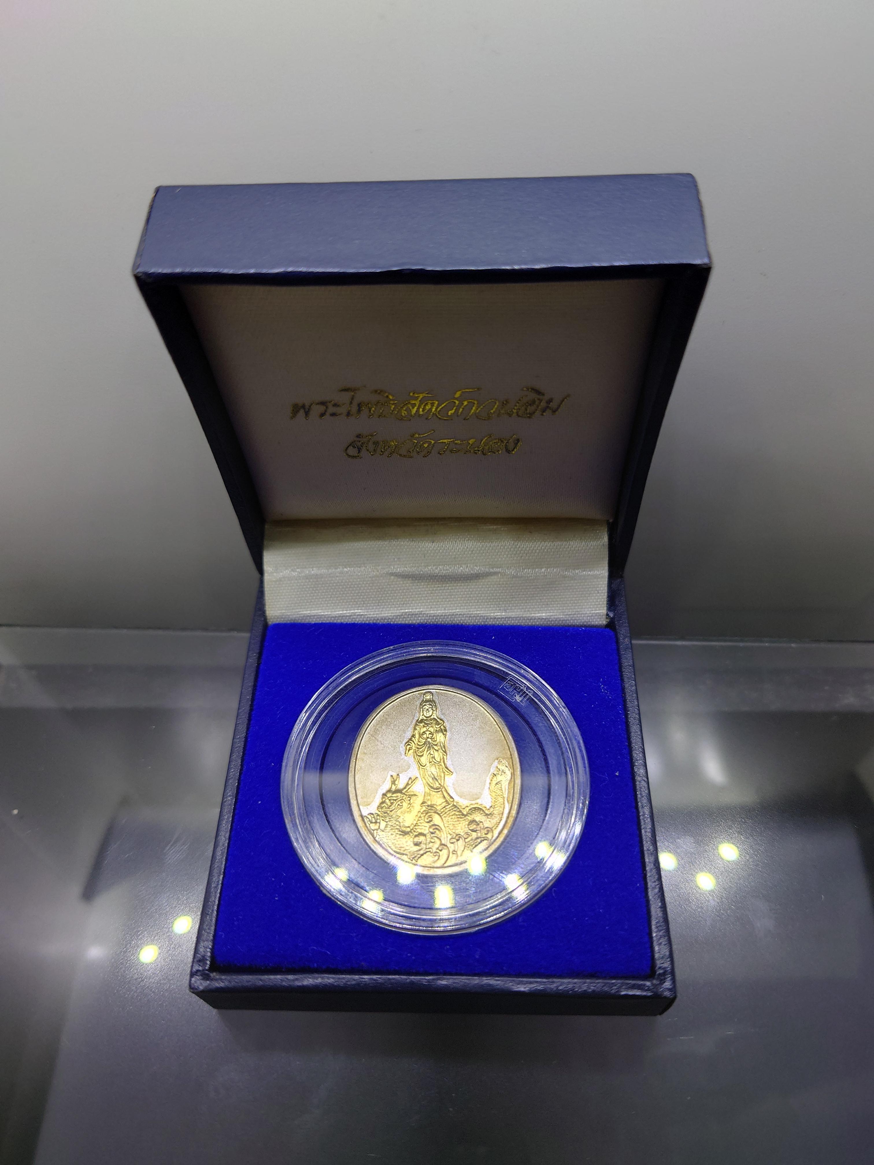พระโพธิสัตว์กวนอิม จ.ระนอง เนื้อเงินสองกษัตริย์ หลังตรากาญจนาภิเษก ขนาดสูง 3 เซน ปี 2539 นิยม หายาก พร้อมกล่องเดิม