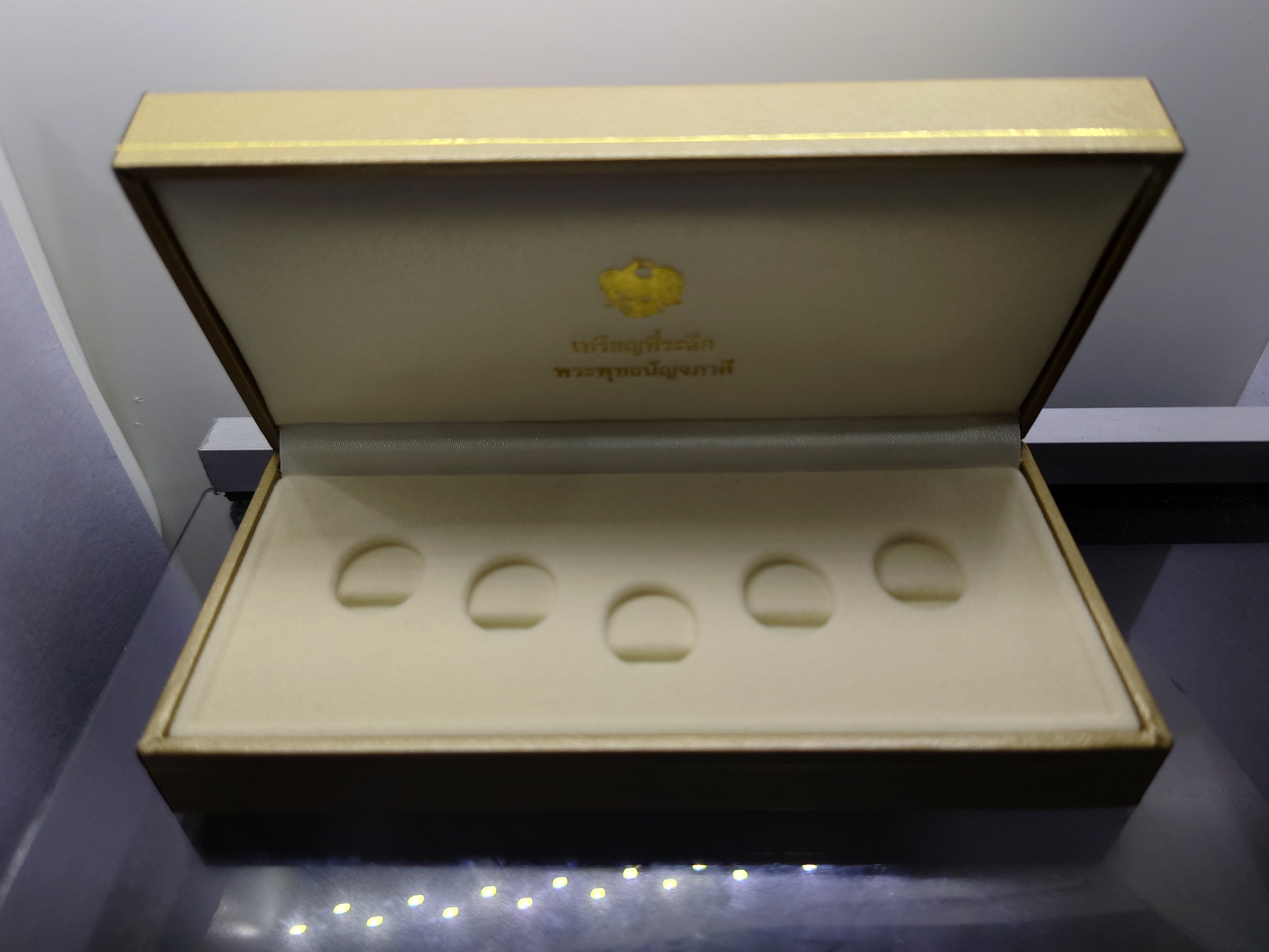 กล่องใส่เหรียญพุทธปัญจภาคี พิมพ์ เล็ก แท้จาก กองส่งเสริมและพัฒนาทรัพย์สินมีค่าของรัฐ กรมธนารักษ์ ไม่ผ่านใช้