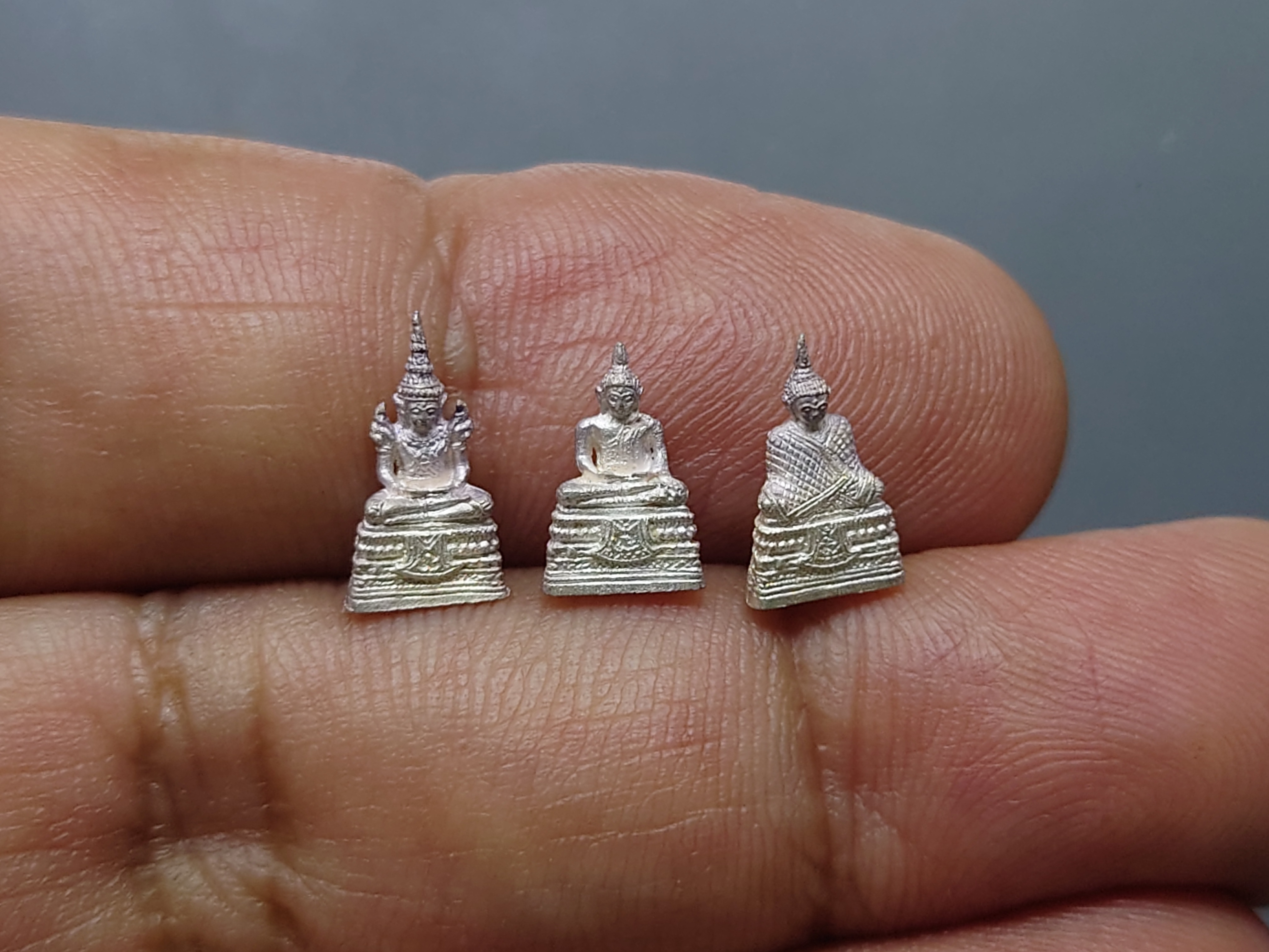 พระแก้วมรกต 3 ฤดู เนื้อเงิน รุ่น 23 ตุลามหามงคล 7 รอบ หลวงพ่อเกษม เขมโก ปลุกเสก สำนักสุสานไตรลักษณ์ ลำปาง ปี2538 พร้อมกล่องเดิม