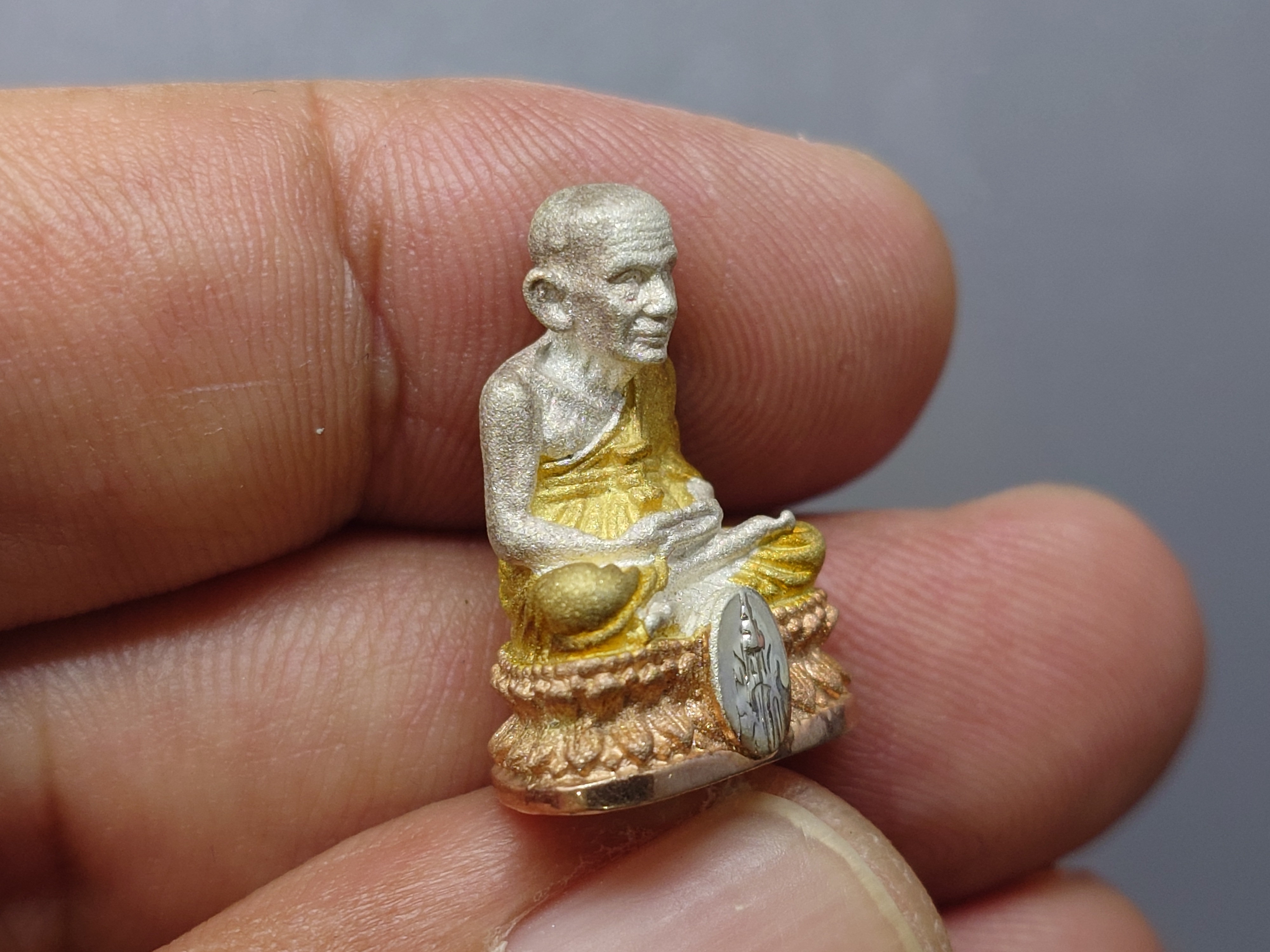 หลวงปู่ทวด ที่ระลึกเฉลิมพระเกียรติ 50 พรรษา พระบรมโอรสาธิราชๆ เนื้อเงิน-สามกษัตริย์ พุทธาภิเษก ณ วัดพระศรีๆ 2544 พร้อมกล่องเดิม