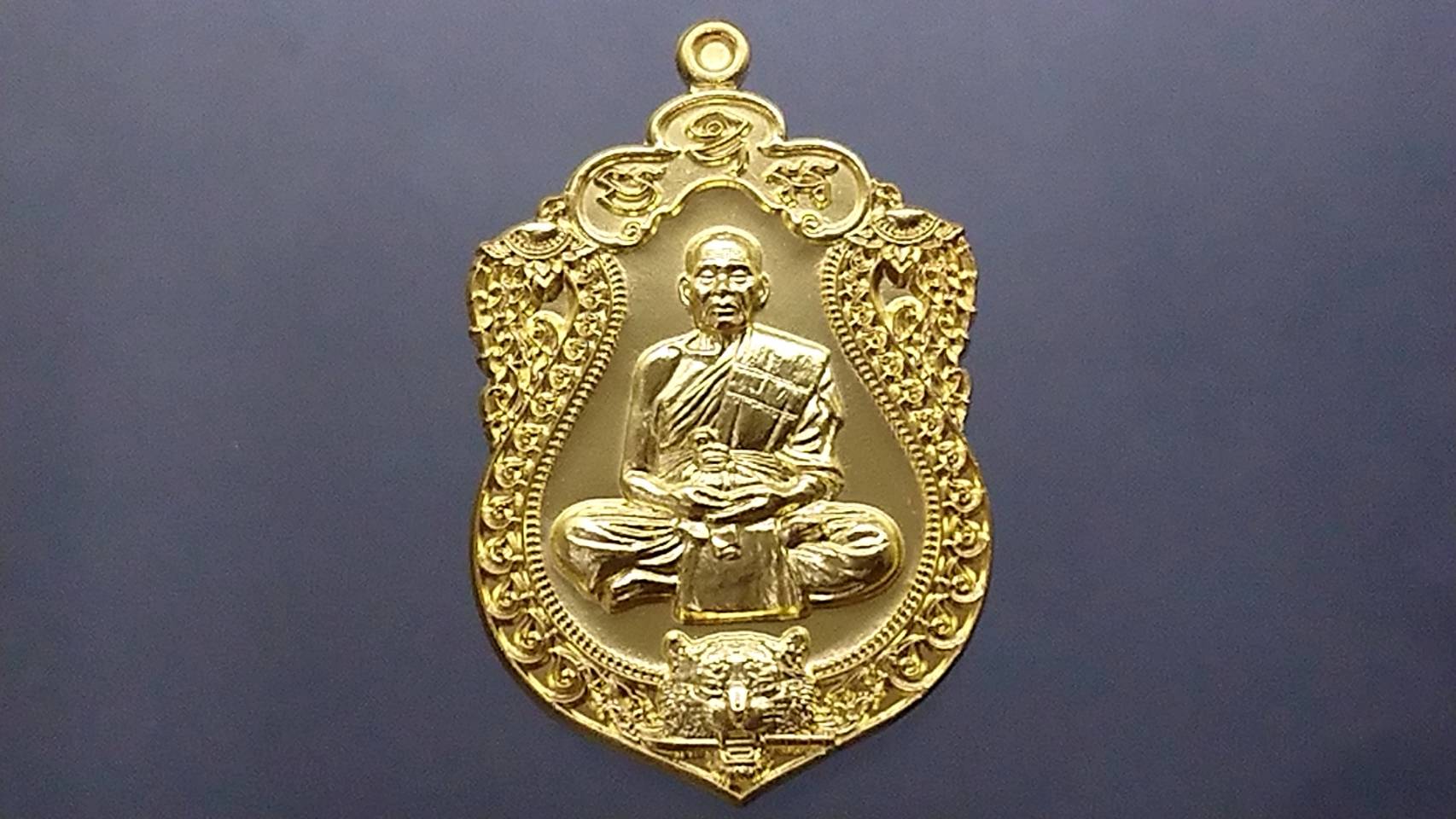 เหรียญเสมาเสือคาบดาบ รุ่น1 เนื้ออาบทองพ่นทราย หลวงพ่อพัฒน์ วัดห้วยด้วน โคท 67 (SKU-03350)