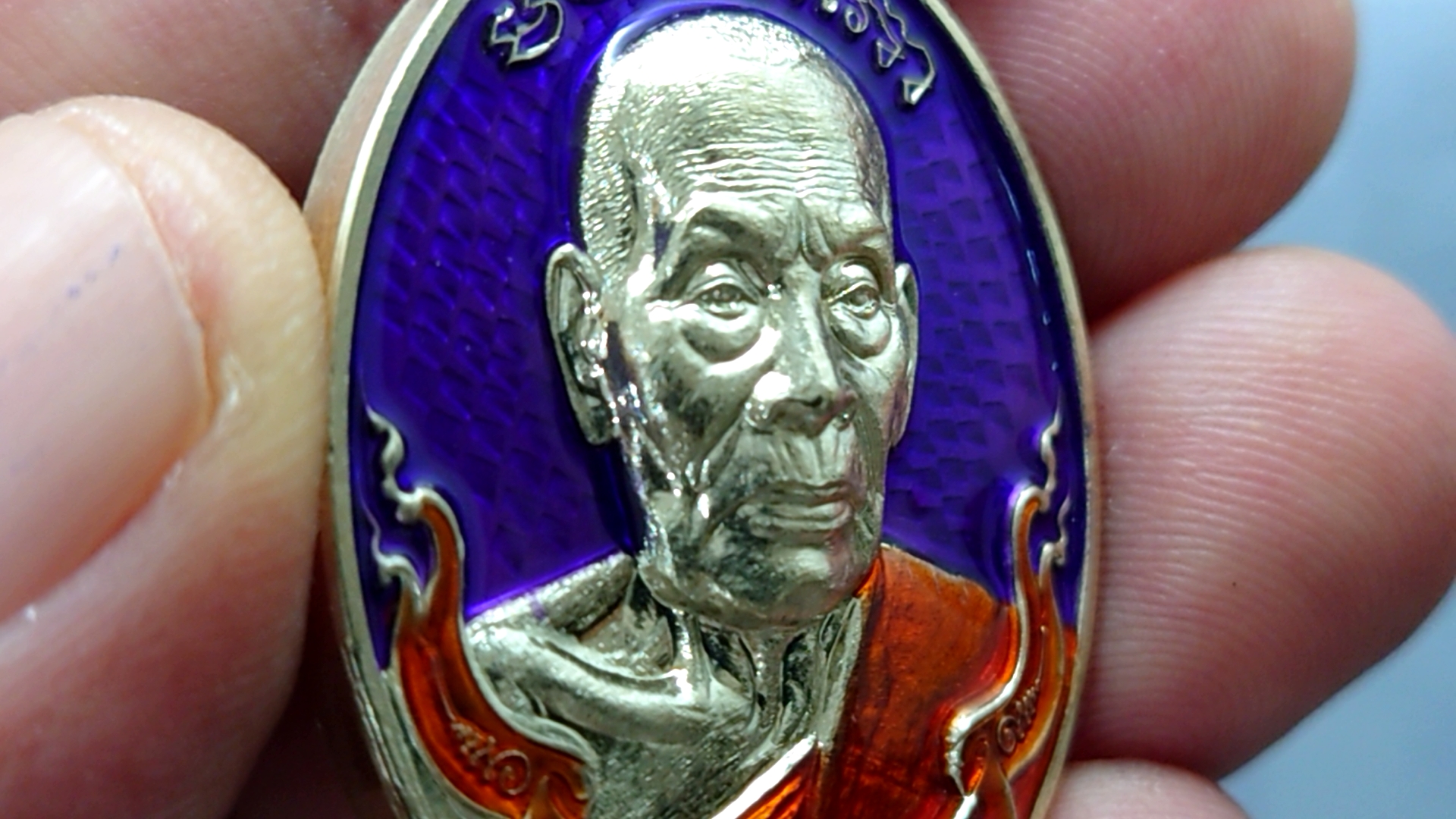 เหรียญรุ่นมหาลาภ มหาอุตม์ เนื้ออัลปาก้า ลงยาม่วง โบว์ส้ม จีวรส้ม หลวงพ่อพัฒน์ วัดห้วยด้วน โคท 156