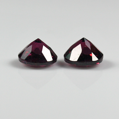โกเมนสีม่วงเเดงหรือโรโดไลท์ (Rhodolite Garnet) น้ำหนักรวม 1.59 กะรัต ม่วงเเดงเข้ม เป็นคู่