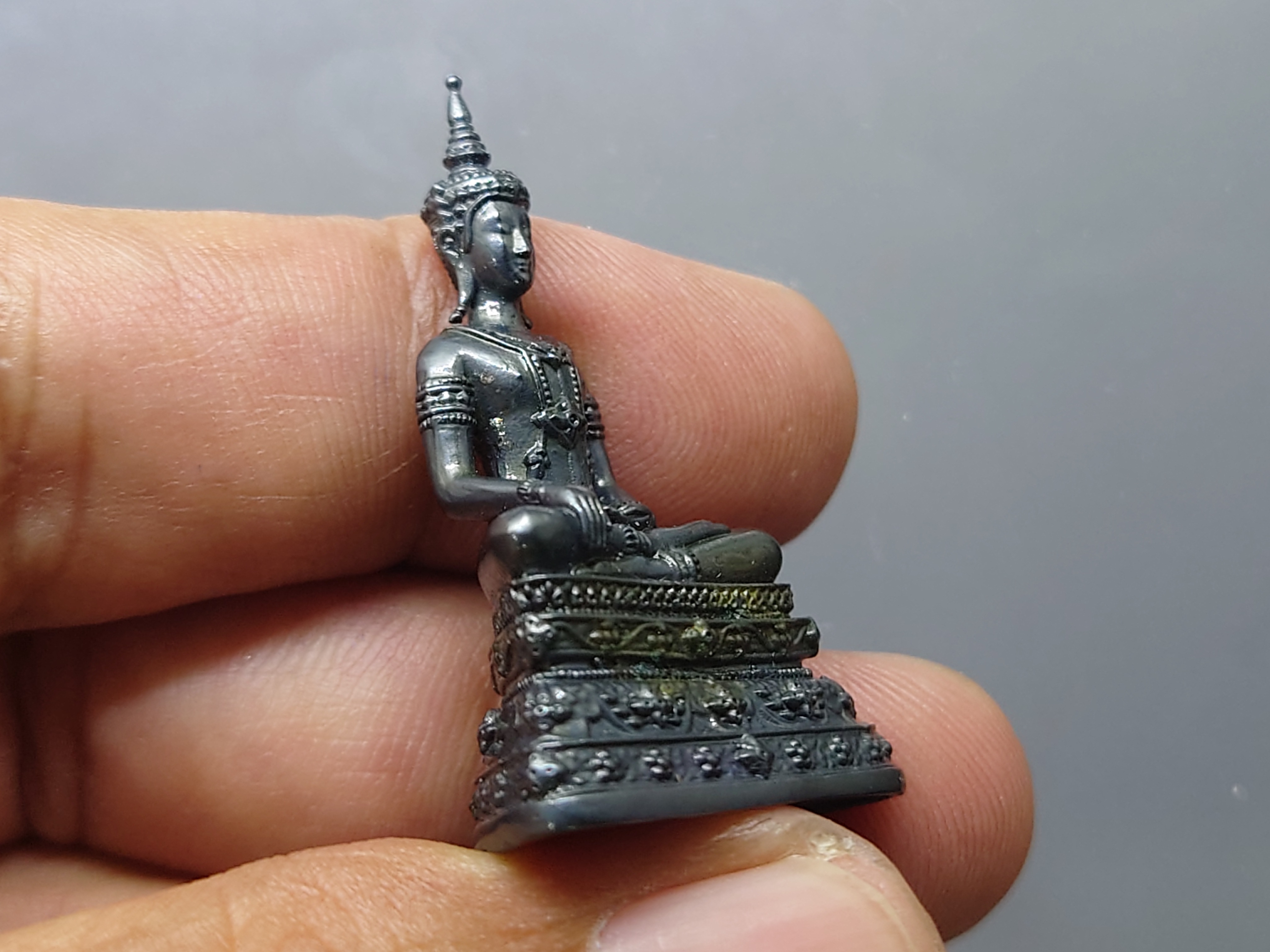 พระกริ่งพุทธมหาบารมีนุภาพพิสุทธิ์ อนุตตรสังคามวิชัย เนื้อเมฆสิทธิ์ ผลงานศิลปินแห่งชาติ อ.จักรพันธุ์ โปรษยกฤต ปี2553 พร้อมกล่องเดิม หายาก