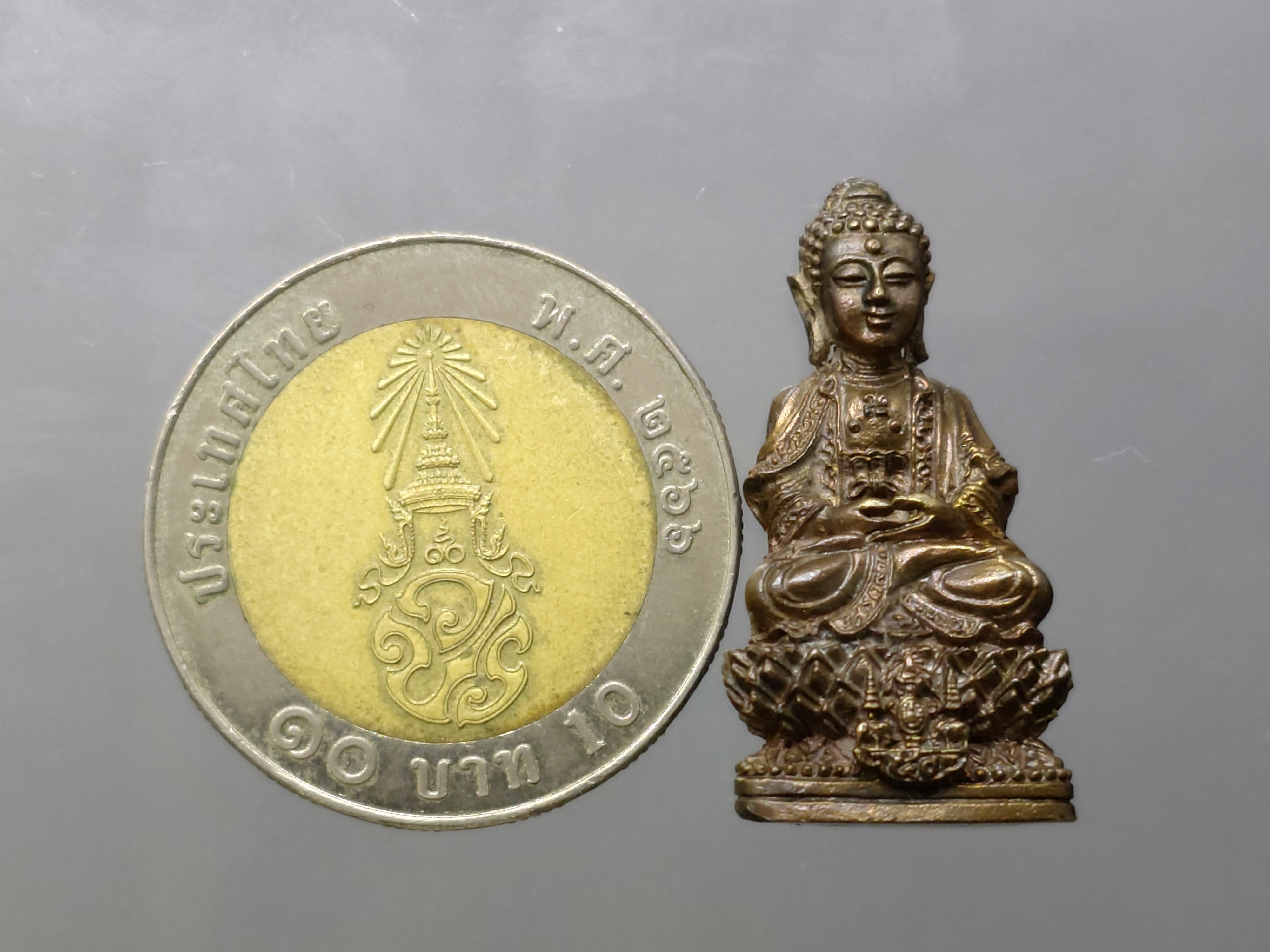 พระกริ่งจีน ต้าเยิ่นถะ เนื้อนวะโลหะ โครงการสร้างอาคารเรียน โรงเรียนกาญจนาภิเษกสมโภช ออก วัดบวรนิเวศวิหาร ปี2539 พร้อมกล่องเดิม