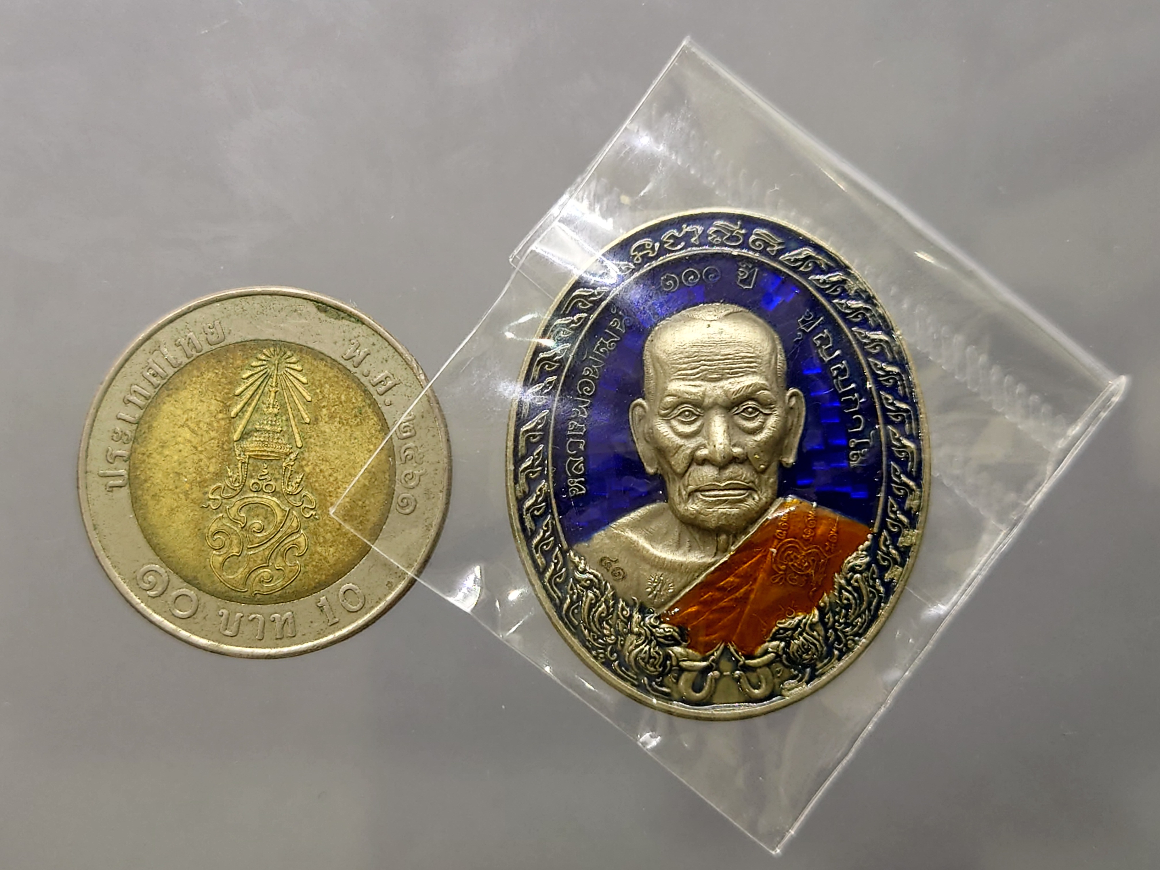 เหรียญรุ่นโชคดี 3 (รุ่นพิเศษ) เนื้ออัลปาก้าซาติน ลงยาพื้นน้ำเงิน หน้า หลัง ขอบน้ำเงิน หลวงพ่อพัฒน์ วัดห้วยด้วน โคท 41 ซีลเดิมๆ