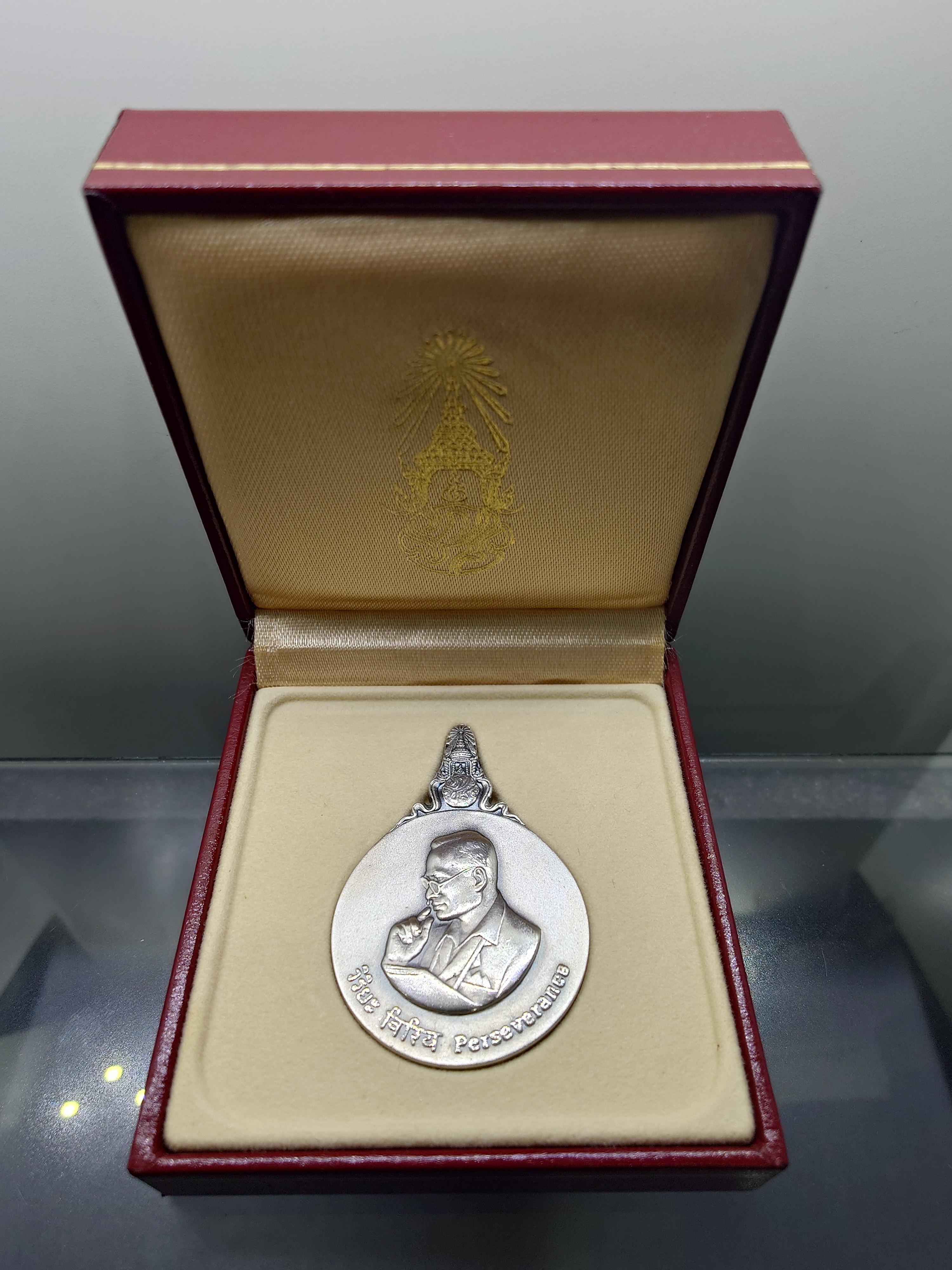 พระมหาชนก เนื้อเงิน พิมพ์ใหญ่ บล็อค ป ขาด นิยม ปี2539 อุปกรณ์ครบ หนังสือ กล่องนอก แท้ ดูง่าย