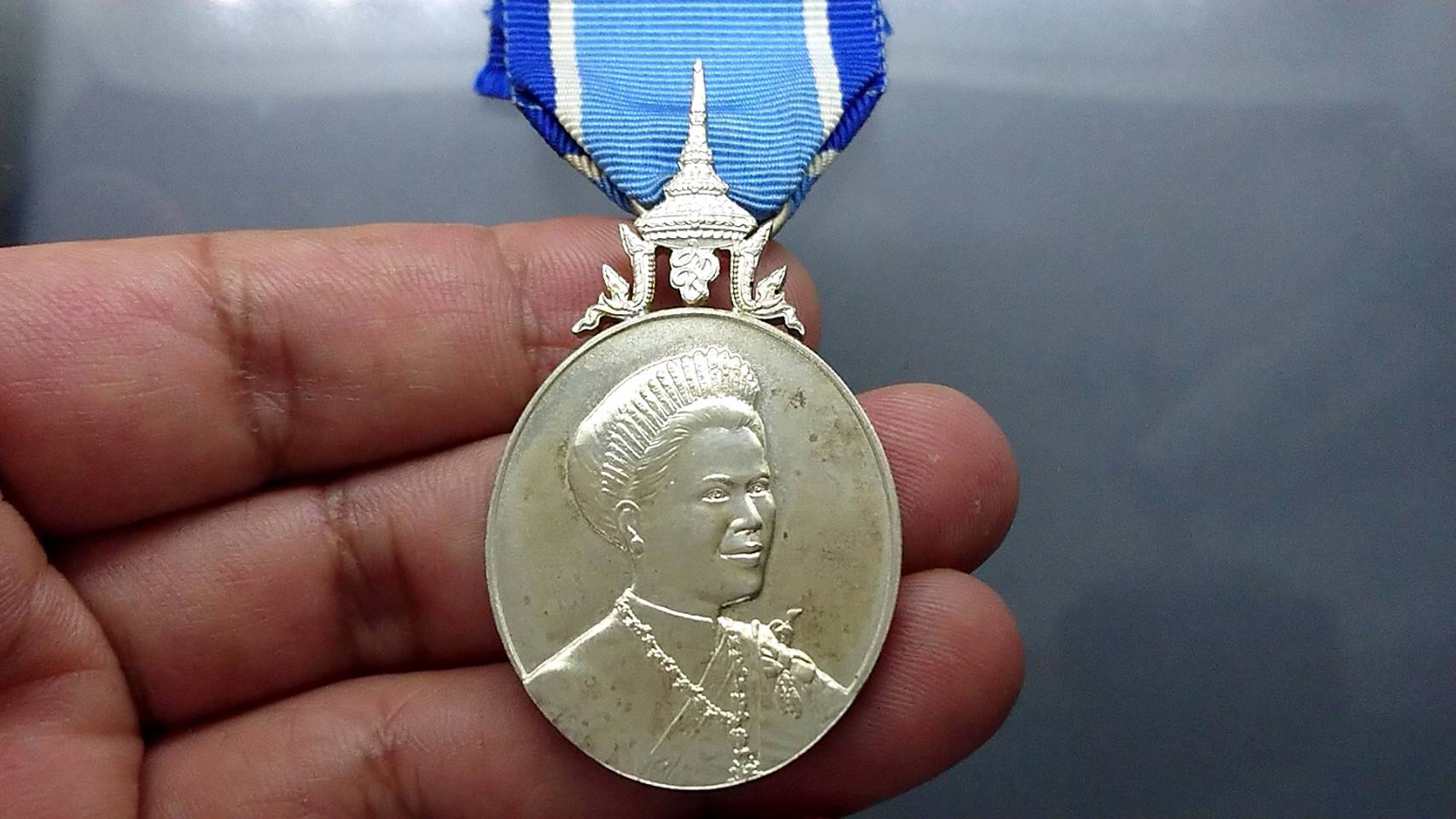 เหรียญเงิน แพรแถบที่ระลึกเฉลิมพระเกียรติ พระบรมราชินีนาถ เฉลิมพระชนมพรรษา 6 รอบ 2547 แบบชาย