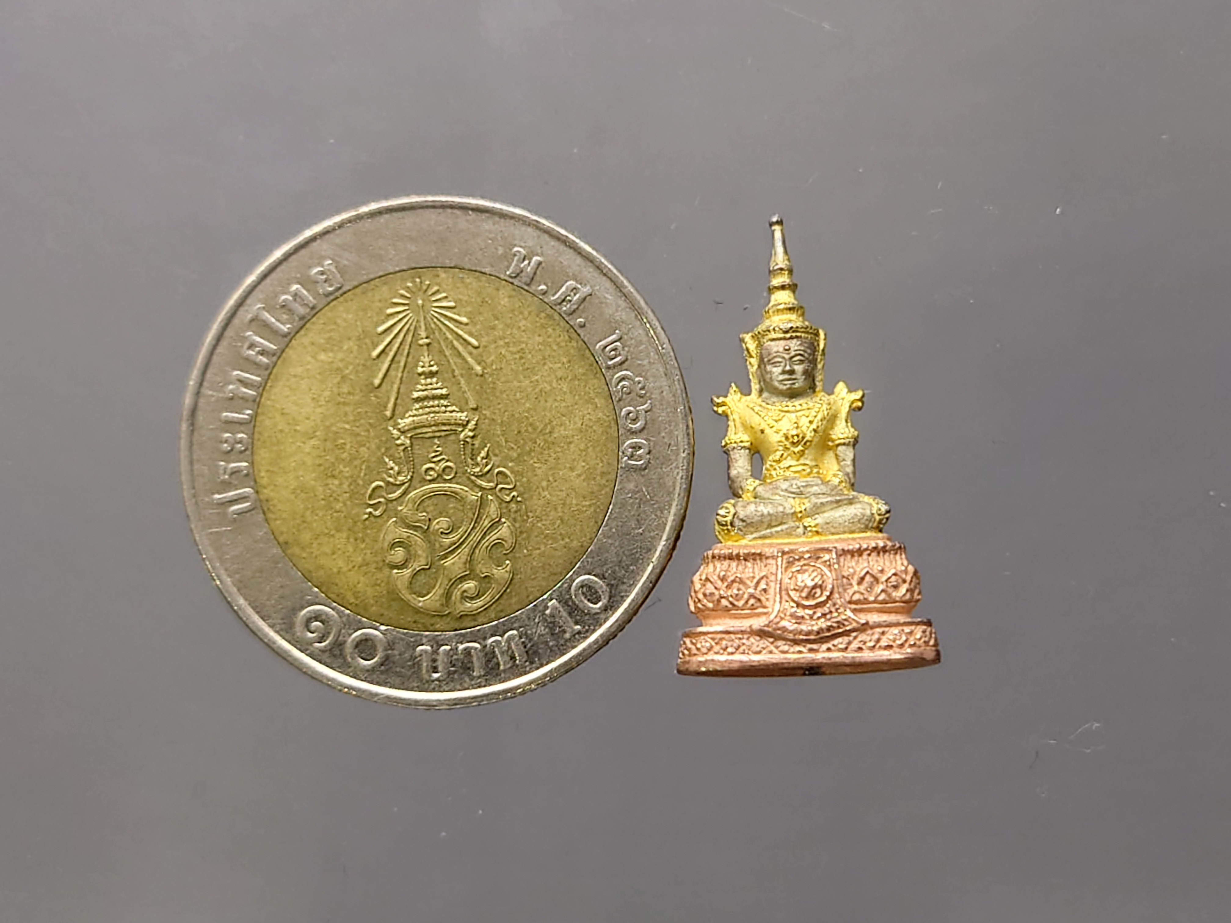 พระแก้ว 75 พรรษา รัชกาลที่9 เนื้อเงินสามกษัตริย์ พิมพ์เล็ก ขนาดสูง 2.5 เซน ปี2545 กล่องเดิม