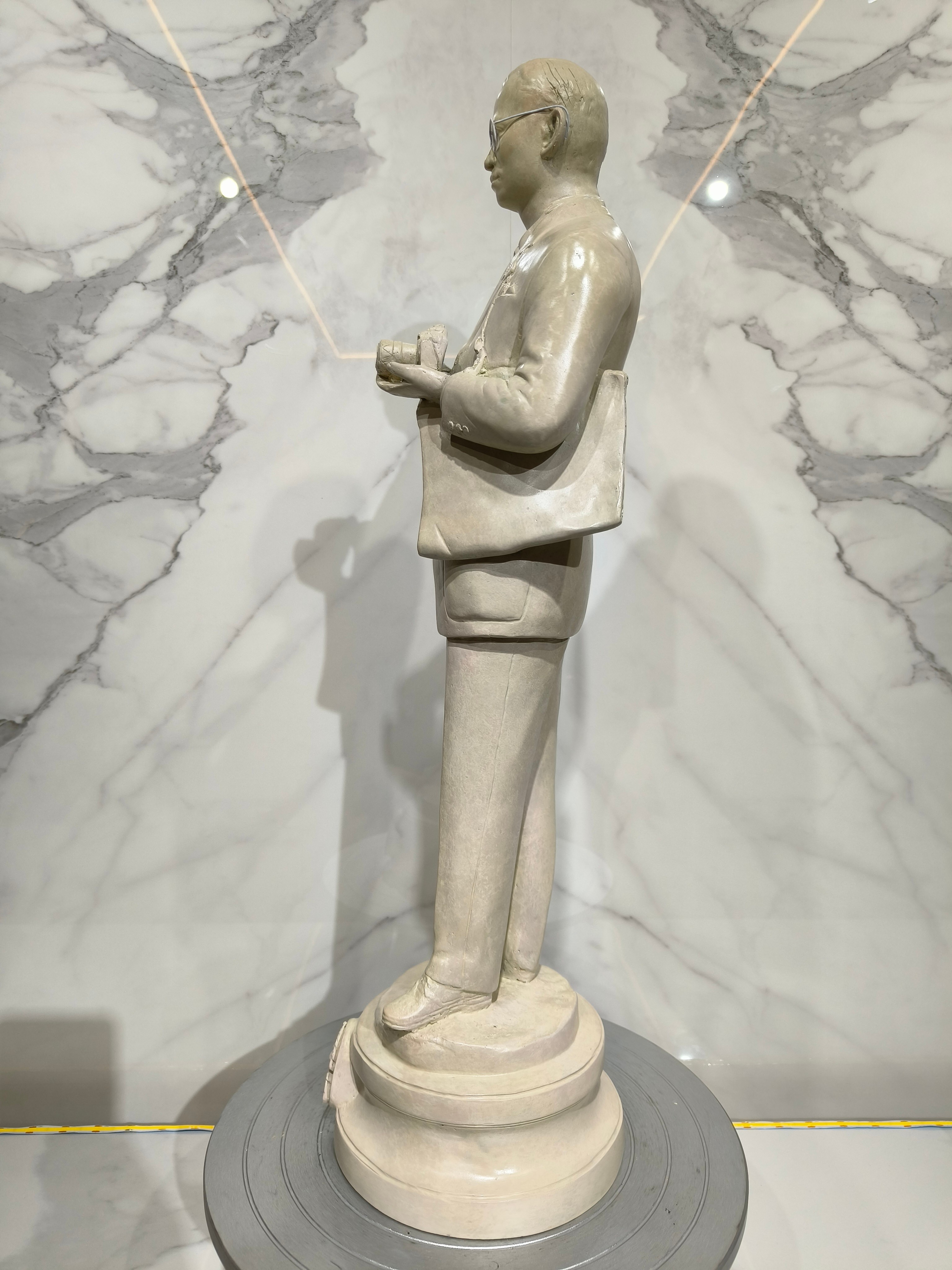 พระบรมรูปหล่อในหลวง รัชกาลที่ 9 รุ่น พ่อหลวงทรงงาน (ถือกล้องถ่ายรูป) หน้าตัก 9 นิ้ว