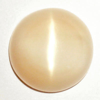 **ขายแล้ว**มูนสโตนตาแมว หรือ มุกดาหารตาเเมว (Cat's eye Moonstone) 9.04 กะรัต สีส้ม เนื้อเนียน มีตาเเมว